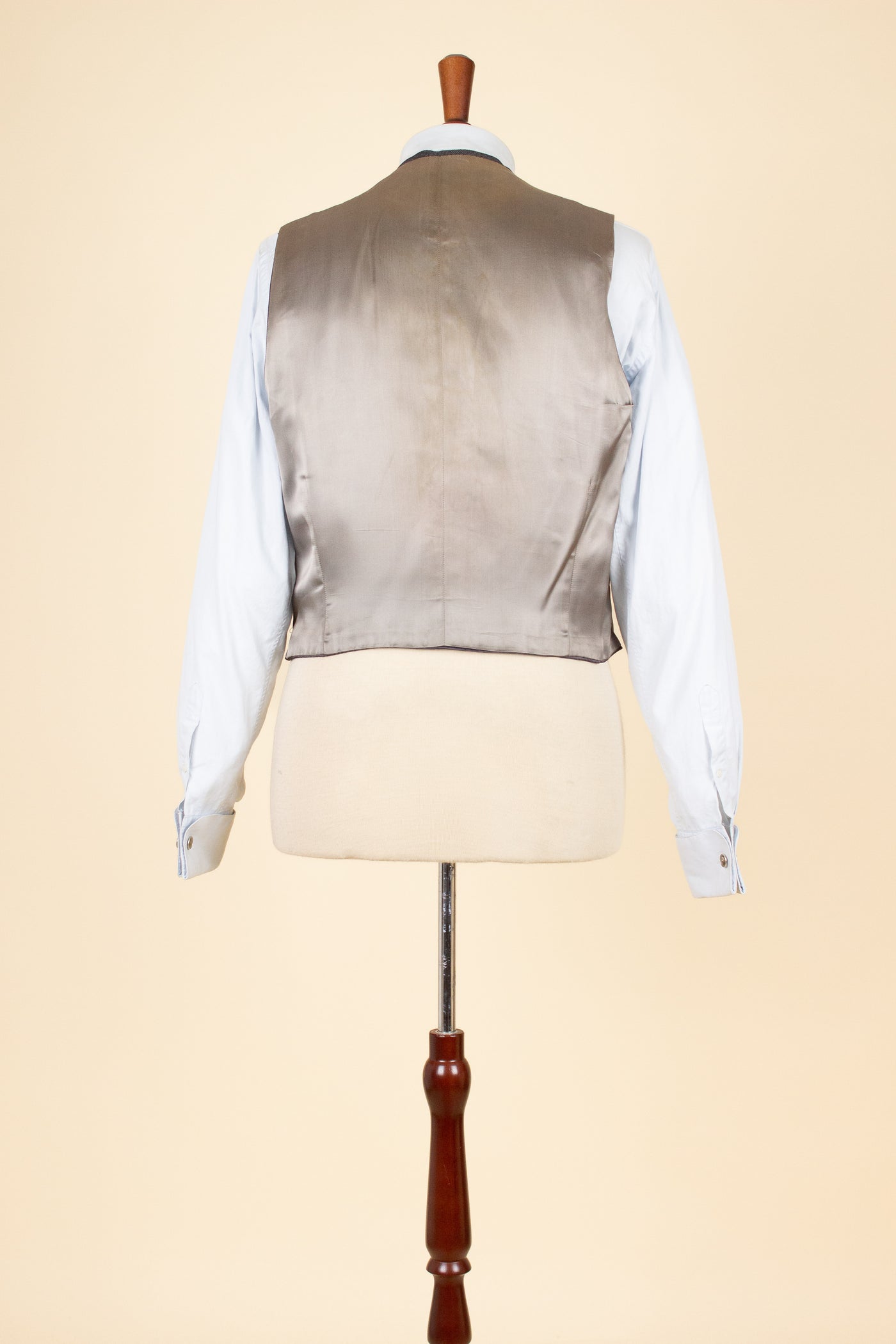 SWEDISH 1947 BESPOKE THREE PIECE SUIT BY AB SANDBERG & JOHANNESSON. SIZE CA 50-52