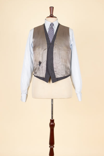 SWEDISH 1947 BESPOKE THREE PIECE SUIT BY AB SANDBERG & JOHANNESSON. SIZE CA 50-52