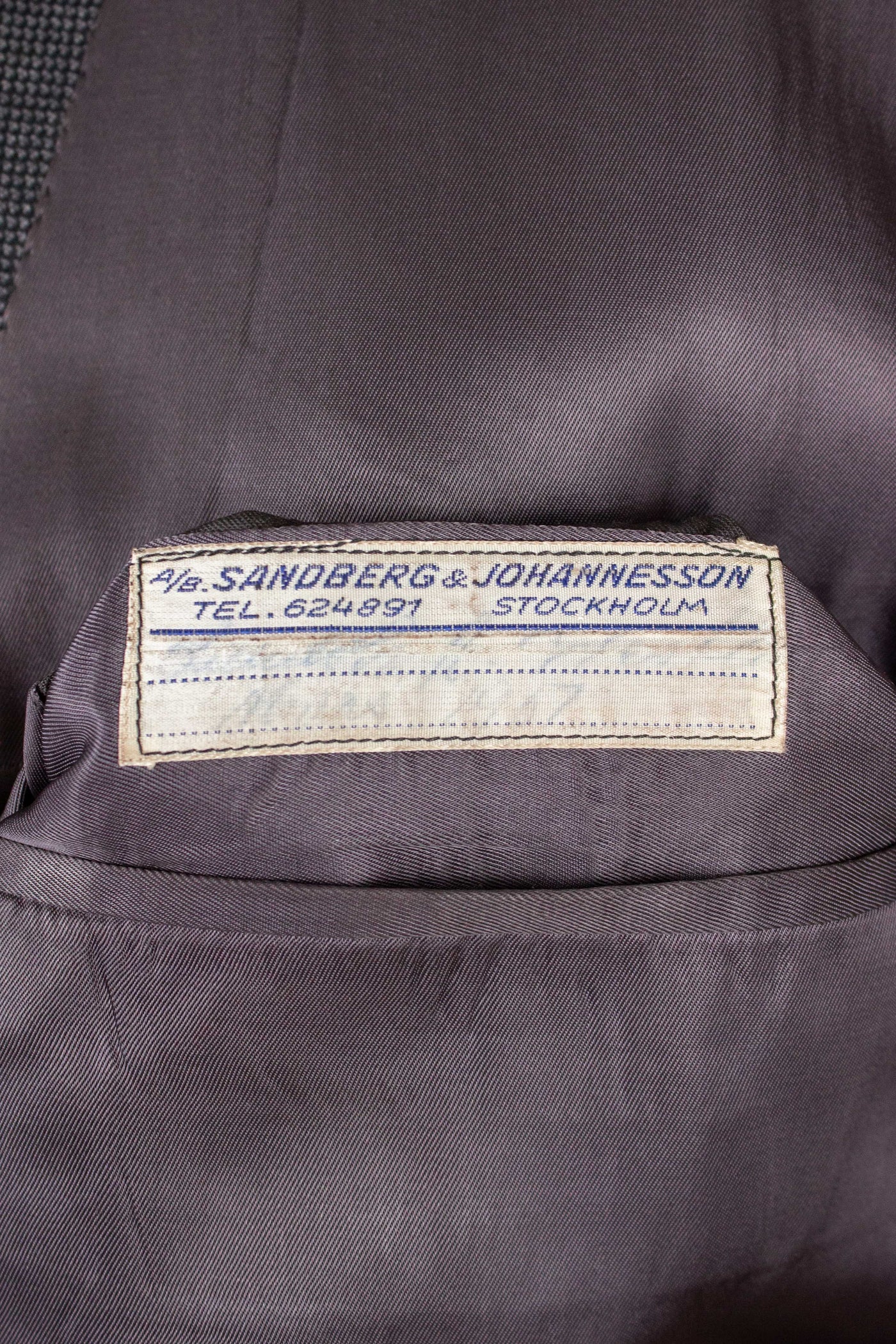 SWEDISH 1947 BESPOKE THREE PIECE SUIT BY AB SANDBERG & JOHANNESSON. SIZE CA 50-52