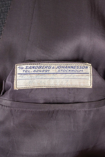 SWEDISH 1947 BESPOKE THREE PIECE SUIT BY AB SANDBERG & JOHANNESSON. SIZE CA 50-52