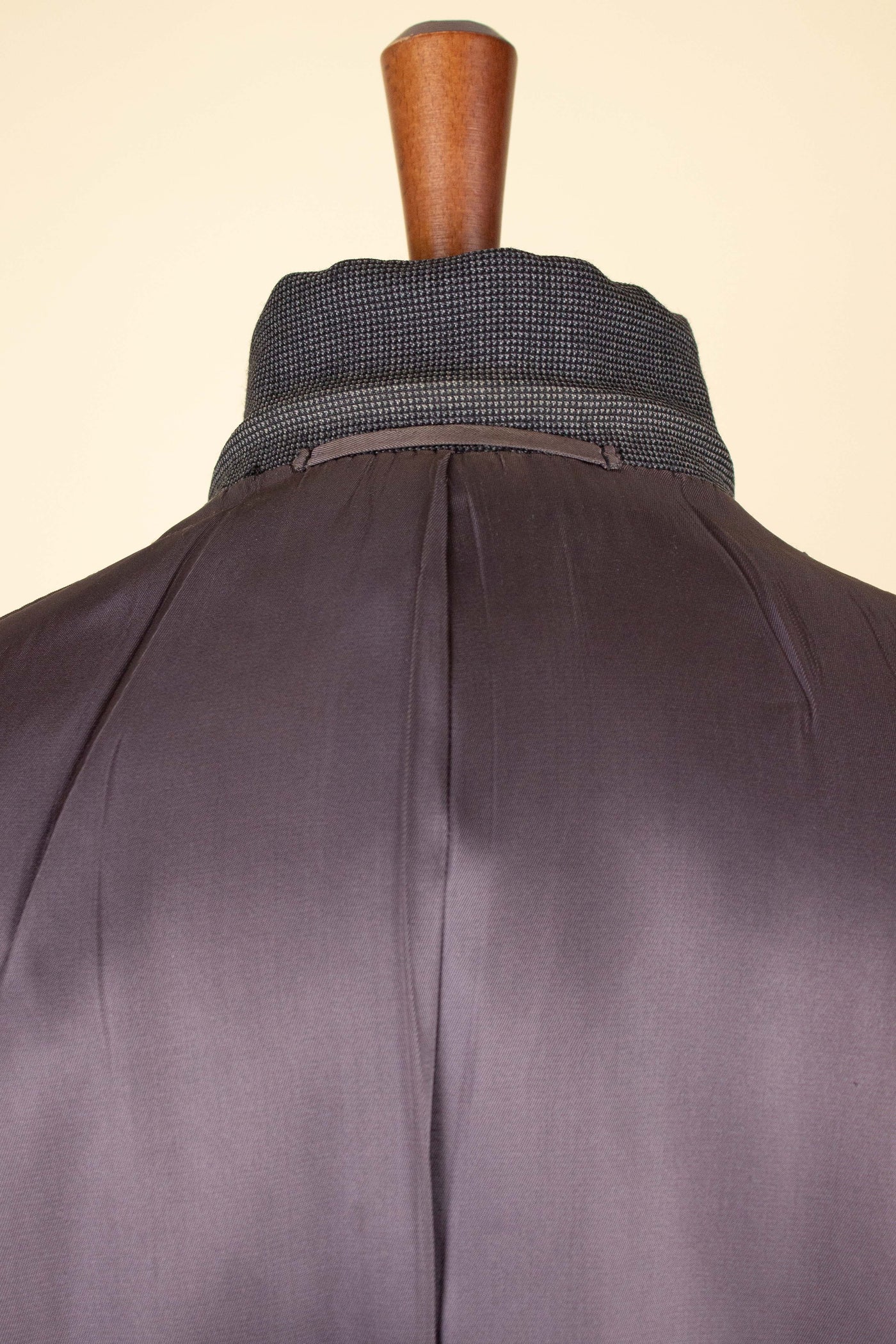 SWEDISH 1947 BESPOKE THREE PIECE SUIT BY AB SANDBERG & JOHANNESSON. SIZE CA 50-52