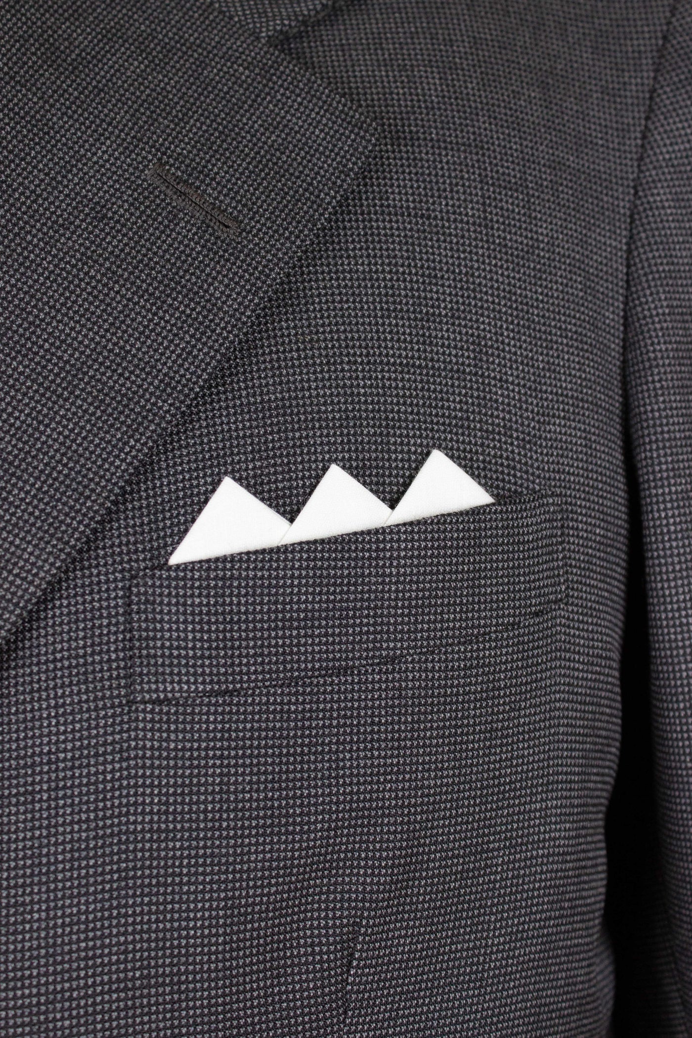 SWEDISH 1947 BESPOKE THREE PIECE SUIT BY AB SANDBERG & JOHANNESSON. SIZE CA 50-52