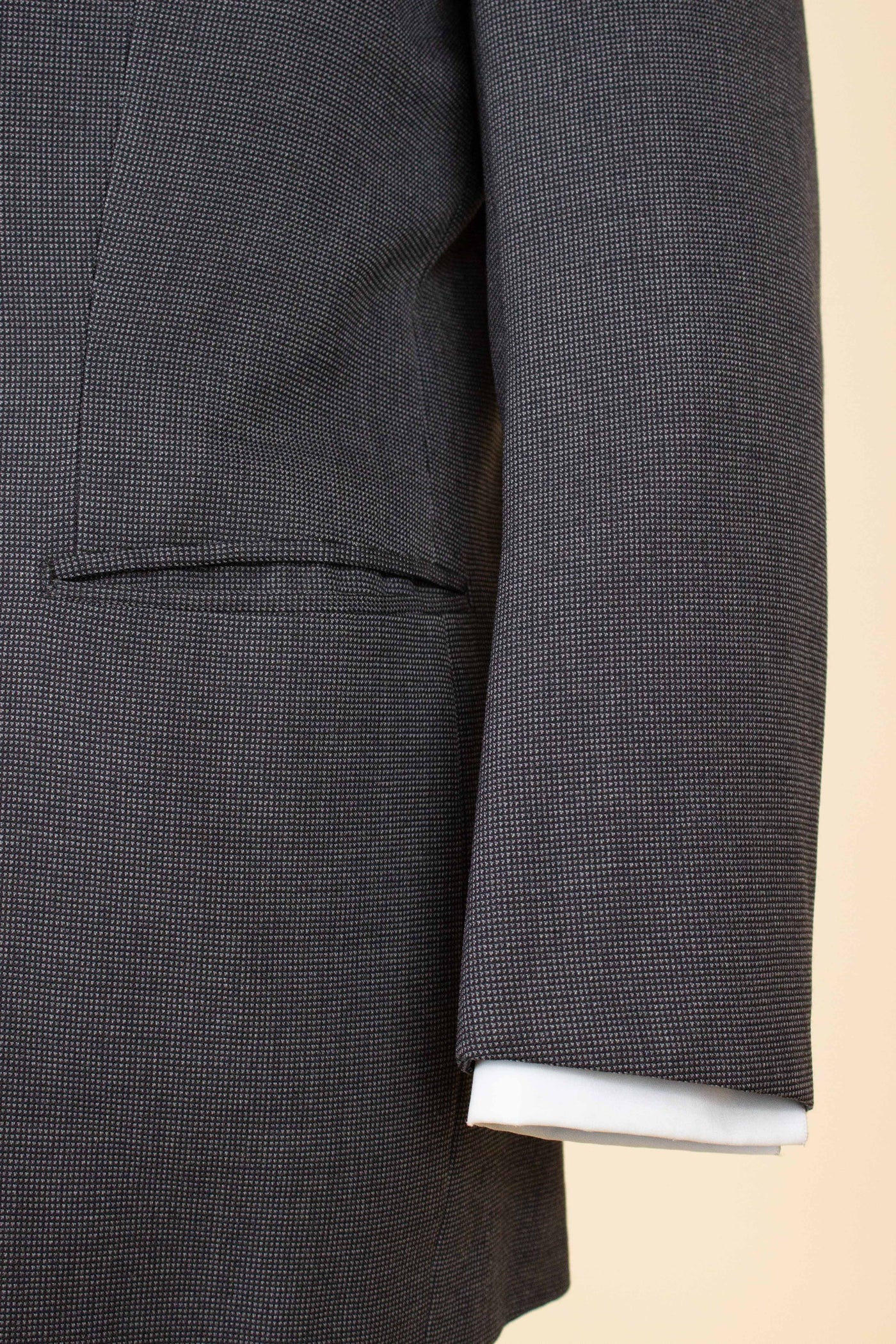 SWEDISH 1947 BESPOKE THREE PIECE SUIT BY AB SANDBERG & JOHANNESSON. SIZE CA 50-52