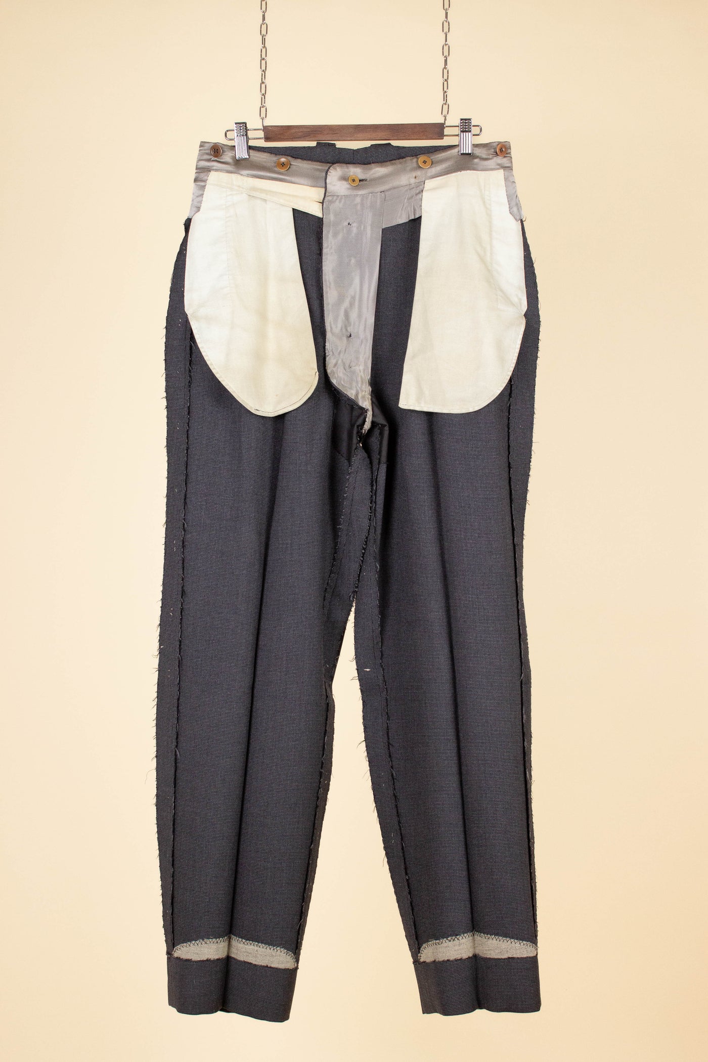 SWEDISH 1947 BESPOKE THREE PIECE SUIT BY AB SANDBERG & JOHANNESSON. SIZE CA 50-52