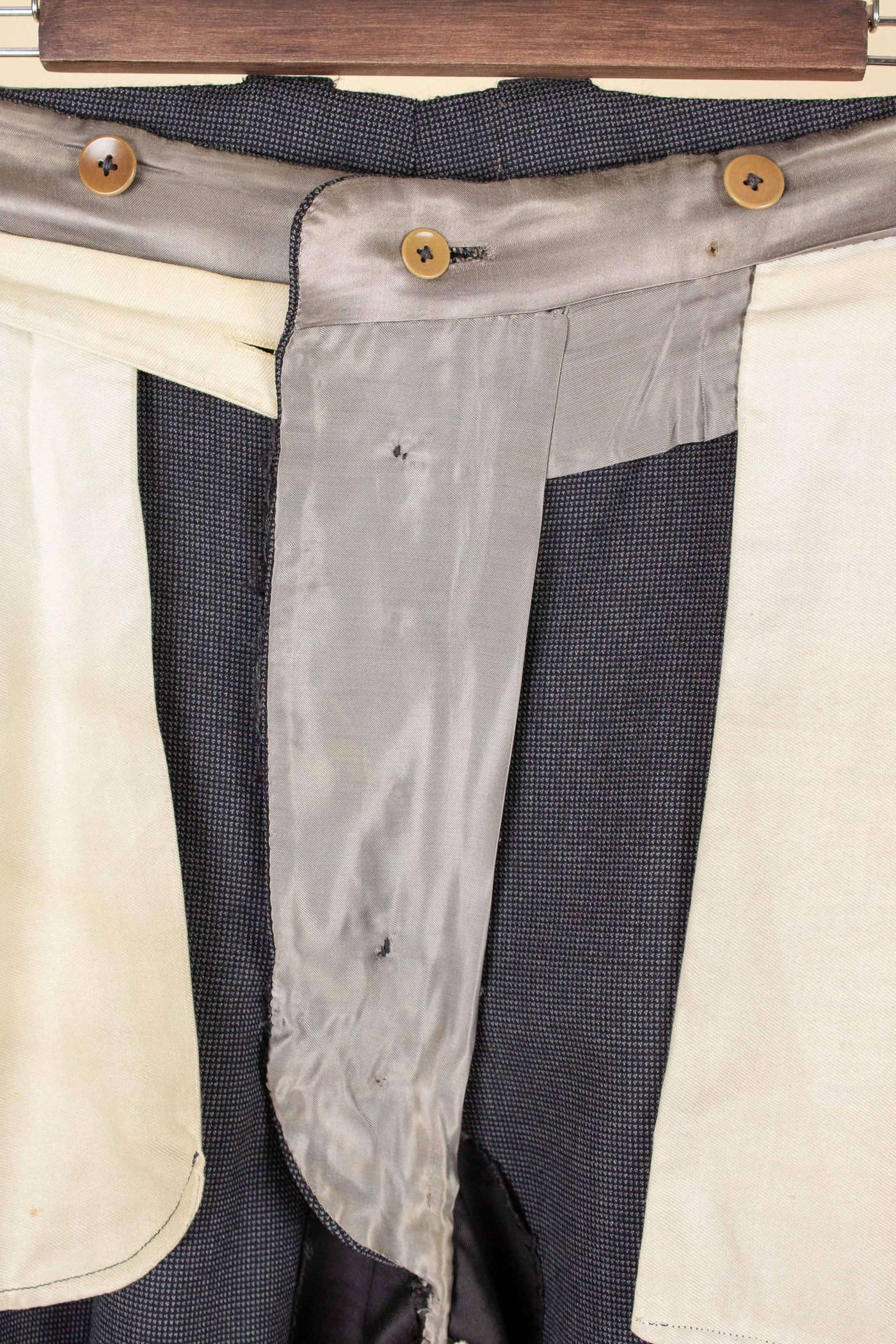 SWEDISH 1947 BESPOKE THREE PIECE SUIT BY AB SANDBERG & JOHANNESSON. SIZE CA 50-52