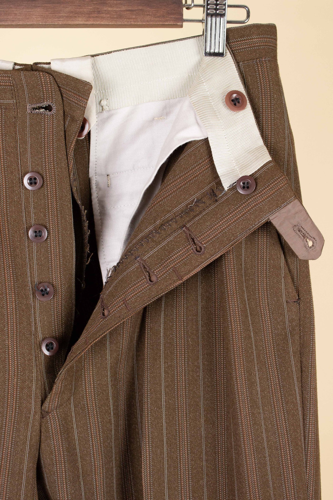 SWEDISH 1940S/1950S BROWN STRIPED TWO PIECE SUIT BY TIGER. SIZE CA EU 48