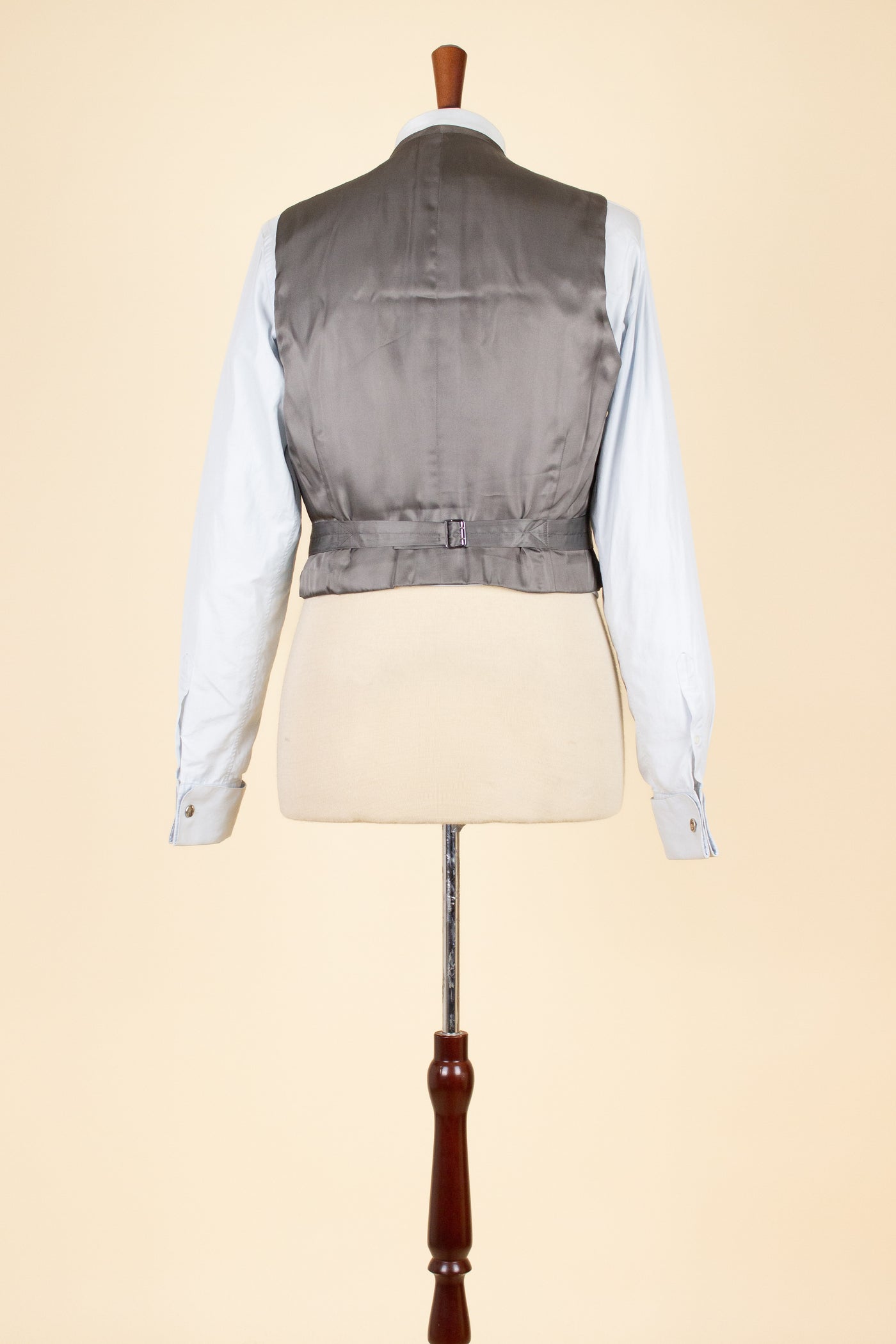 SWEDISH 1955 GREY MÉLANGE THREE PIECE BESPOKE SUIT BY MEA. SIZE CA EU 48