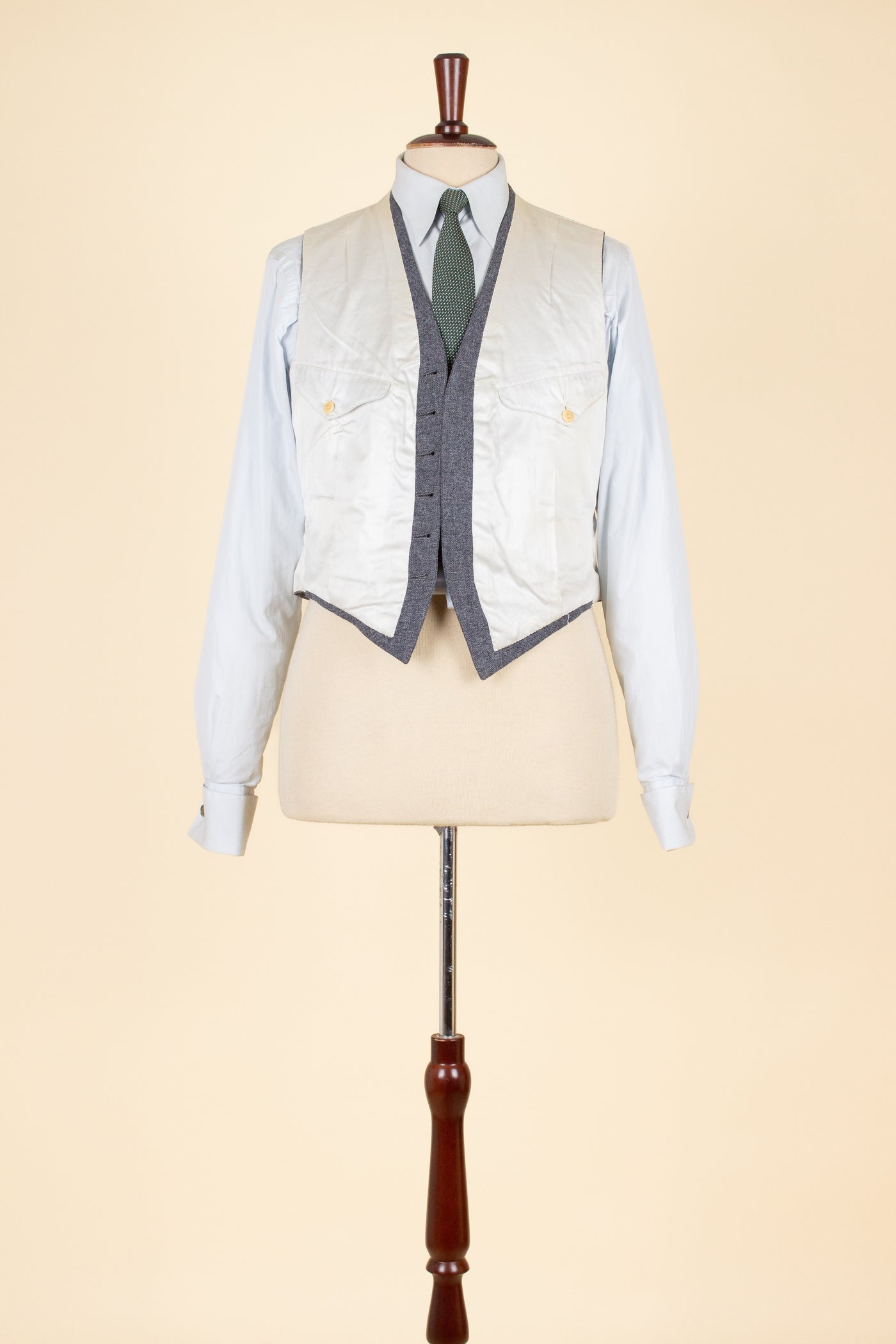 SWEDISH 1955 GREY MÉLANGE THREE PIECE BESPOKE SUIT BY MEA. SIZE CA EU 48