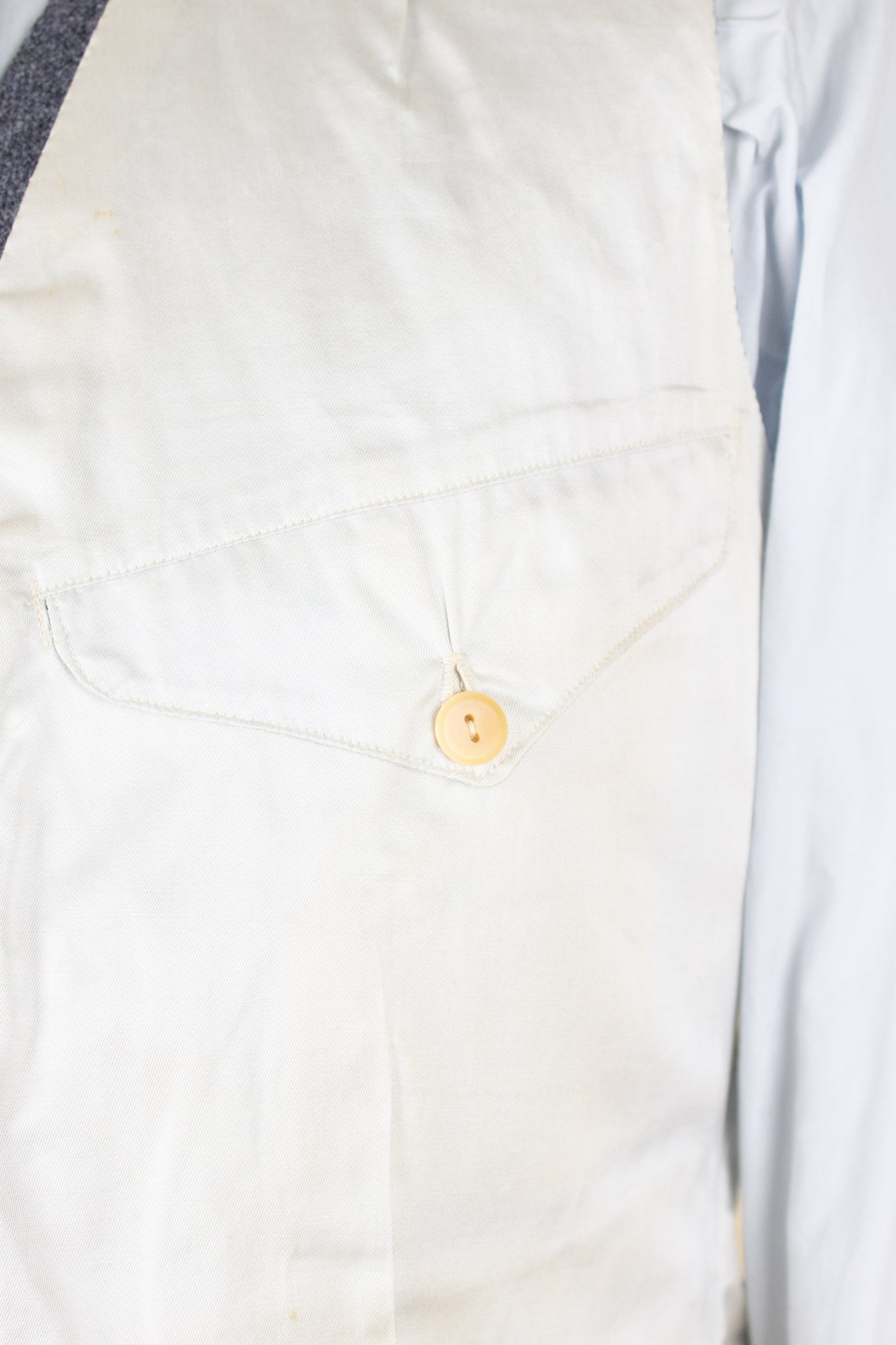 SWEDISH 1955 GREY MÉLANGE THREE PIECE BESPOKE SUIT BY MEA. SIZE CA EU 48