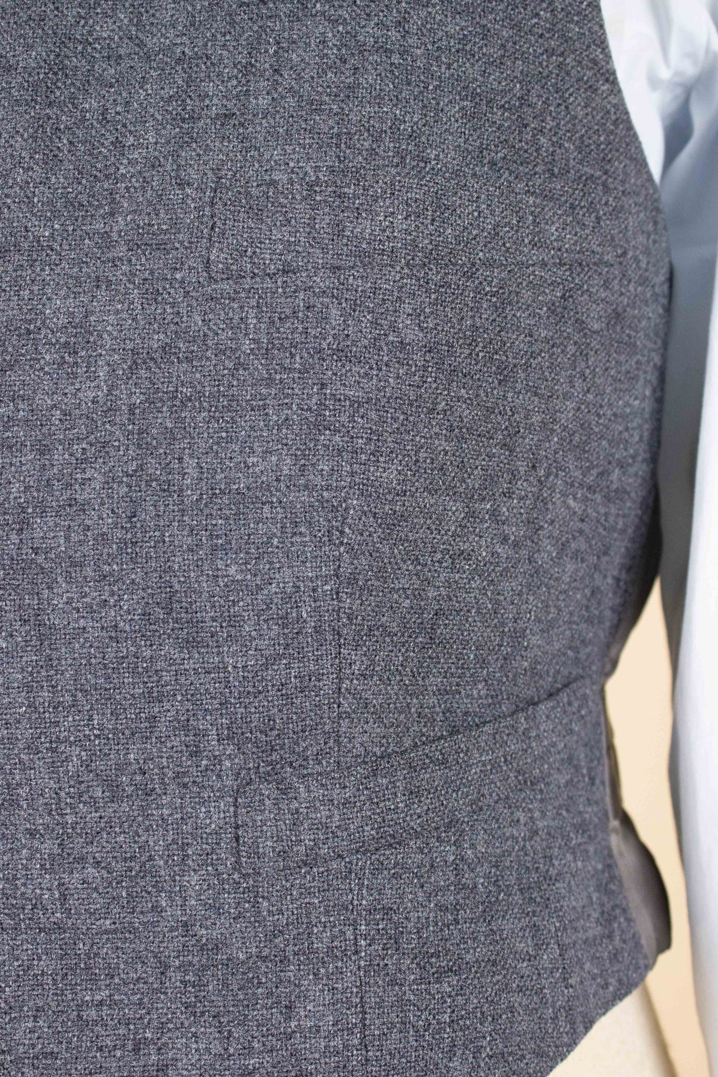 SWEDISH 1955 GREY MÉLANGE THREE PIECE BESPOKE SUIT BY MEA. SIZE CA EU 48