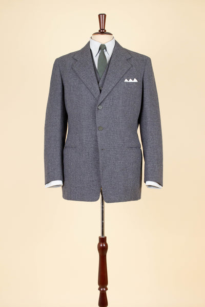 SWEDISH 1955 GREY MÉLANGE THREE PIECE BESPOKE SUIT BY MEA. SIZE CA EU 48