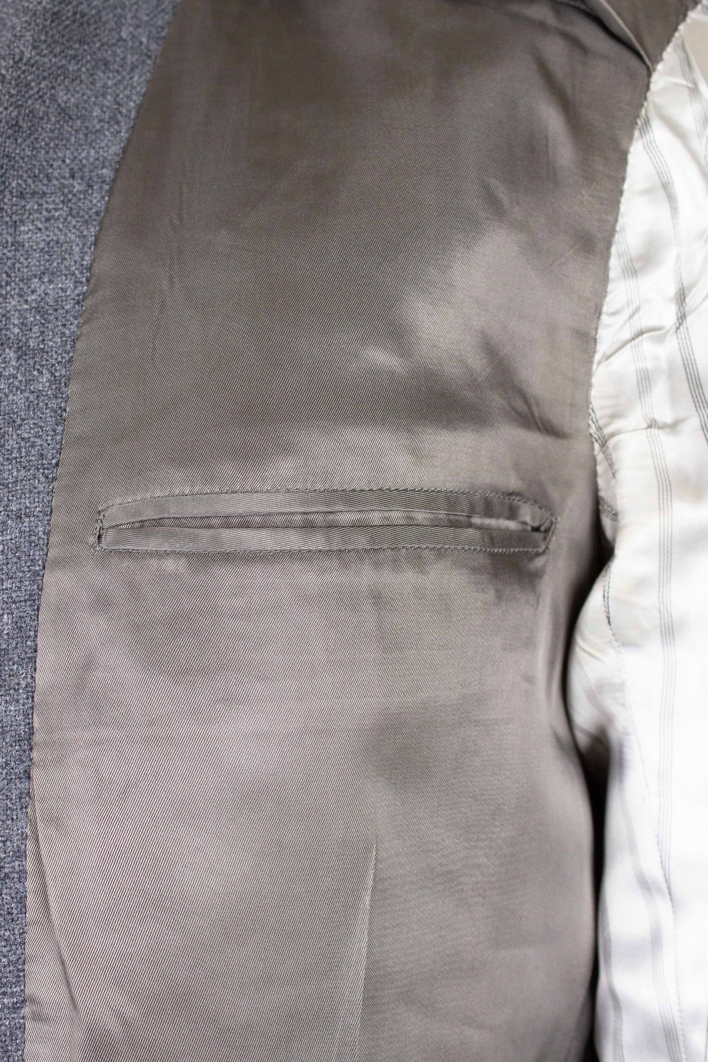 SWEDISH 1955 GREY MÉLANGE THREE PIECE BESPOKE SUIT BY MEA. SIZE CA EU 48