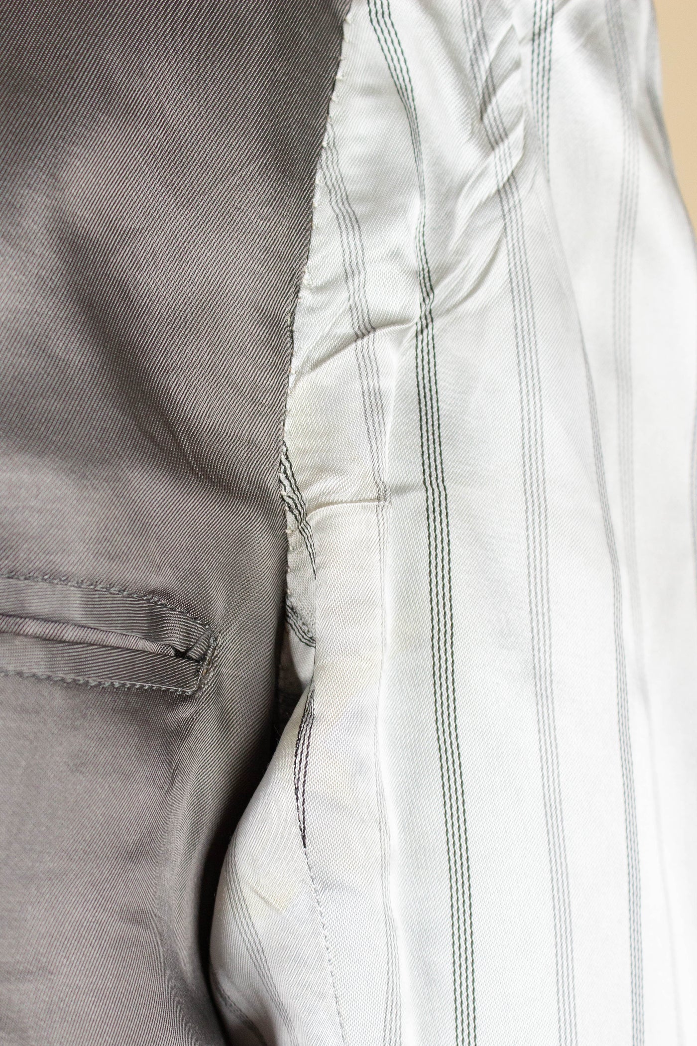 SWEDISH 1955 GREY MÉLANGE THREE PIECE BESPOKE SUIT BY MEA. SIZE CA EU 48