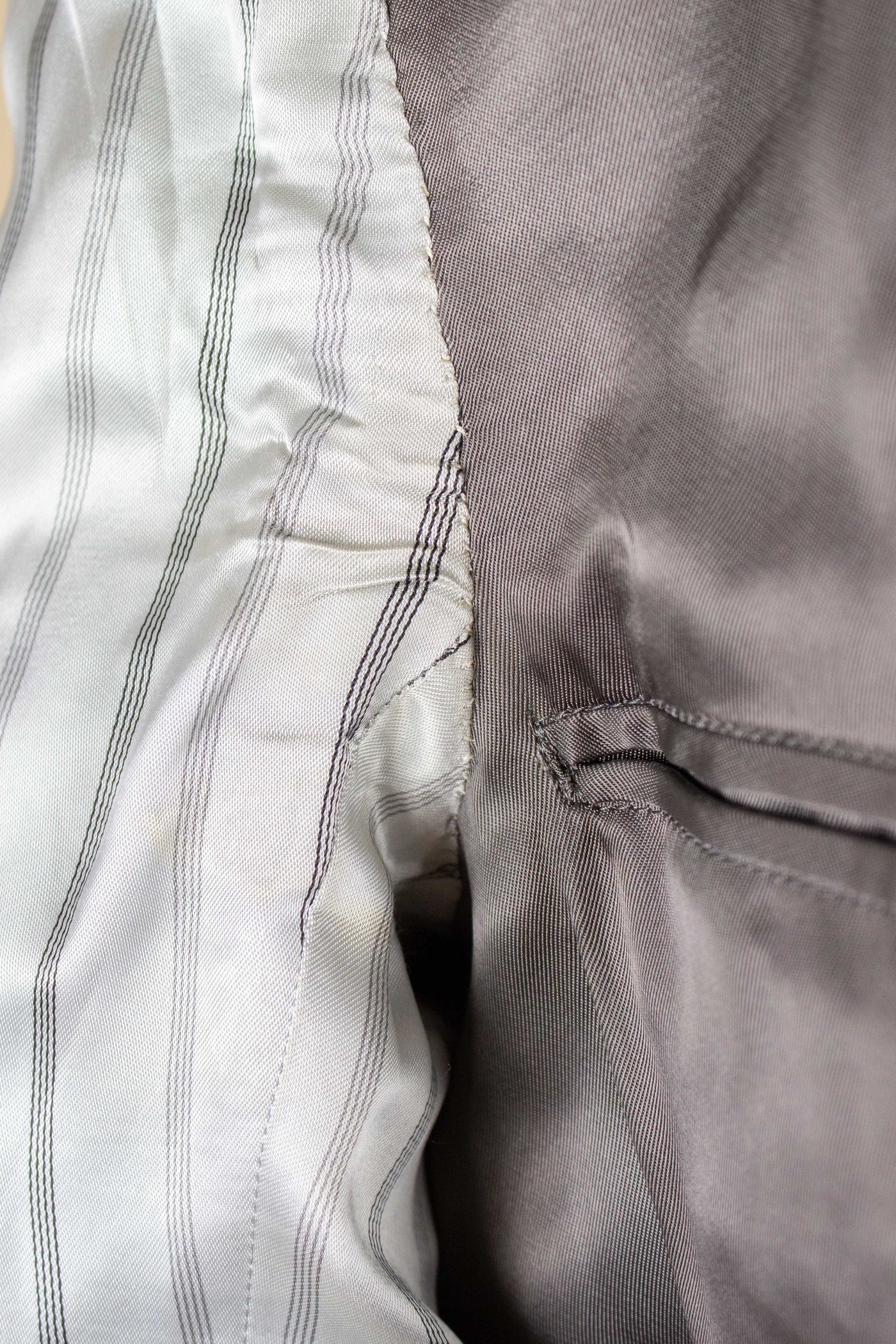 SWEDISH 1955 GREY MÉLANGE THREE PIECE BESPOKE SUIT BY MEA. SIZE CA EU 48