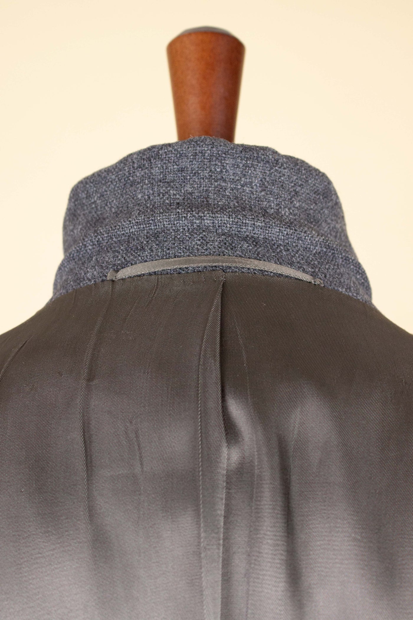 SWEDISH 1955 GREY MÉLANGE THREE PIECE BESPOKE SUIT BY MEA. SIZE CA EU 48