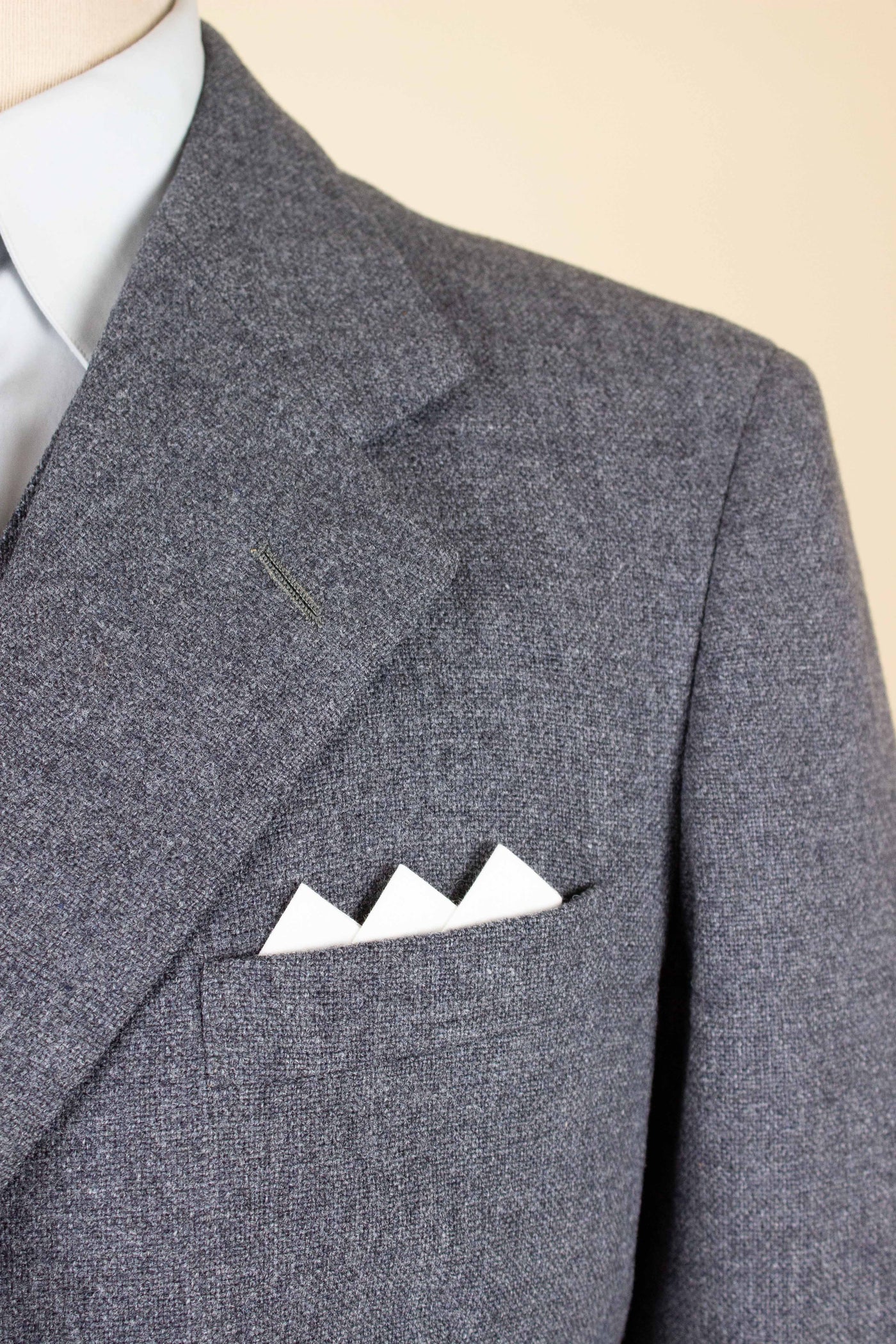 SWEDISH 1955 GREY MÉLANGE THREE PIECE BESPOKE SUIT BY MEA. SIZE CA EU 48