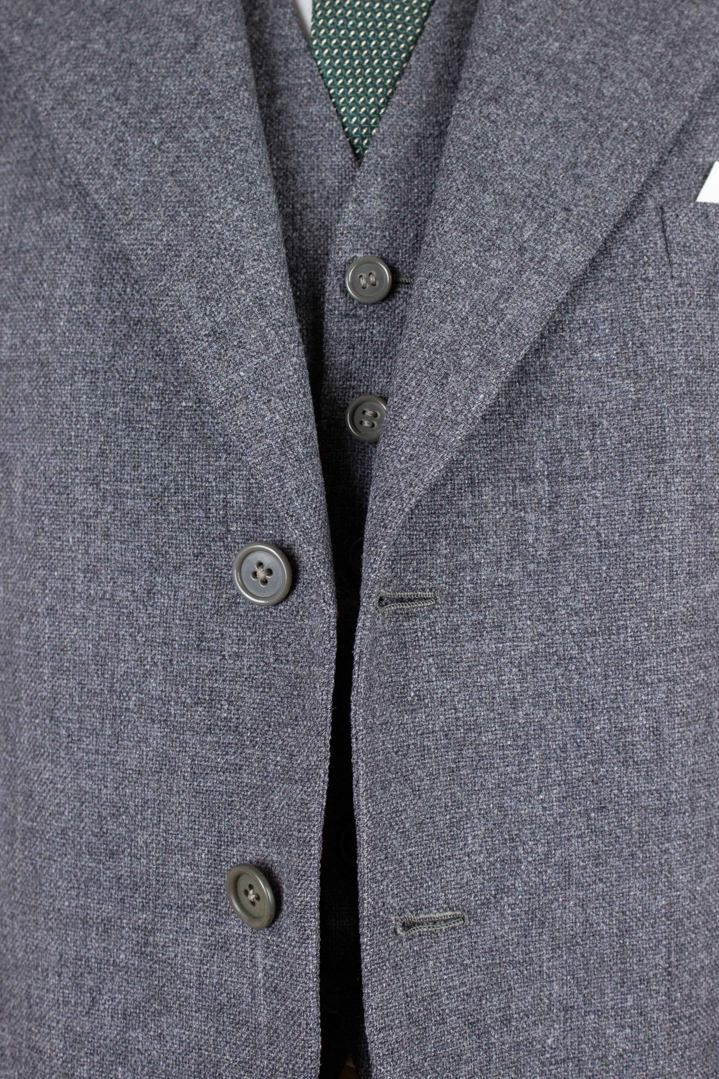 SWEDISH 1955 GREY MÉLANGE THREE PIECE BESPOKE SUIT BY MEA. SIZE CA EU 48