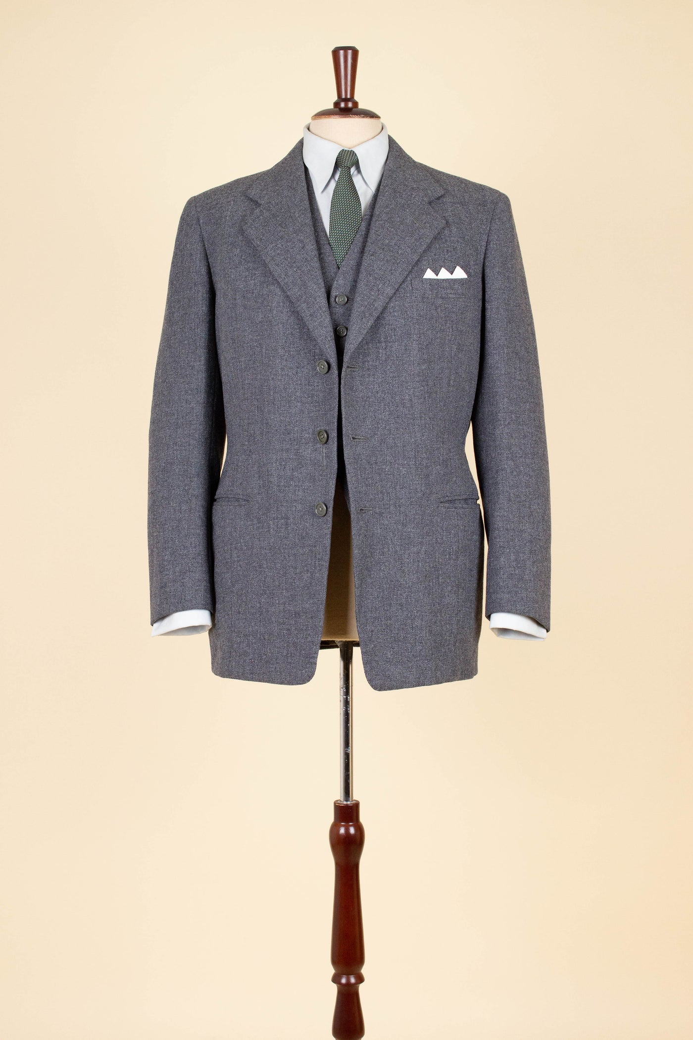 SWEDISH 1955 GREY MÉLANGE THREE PIECE BESPOKE SUIT BY MEA. SIZE CA EU 48