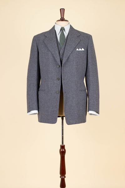 SWEDISH 1955 GREY MÉLANGE THREE PIECE BESPOKE SUIT BY MEA. SIZE CA EU 48