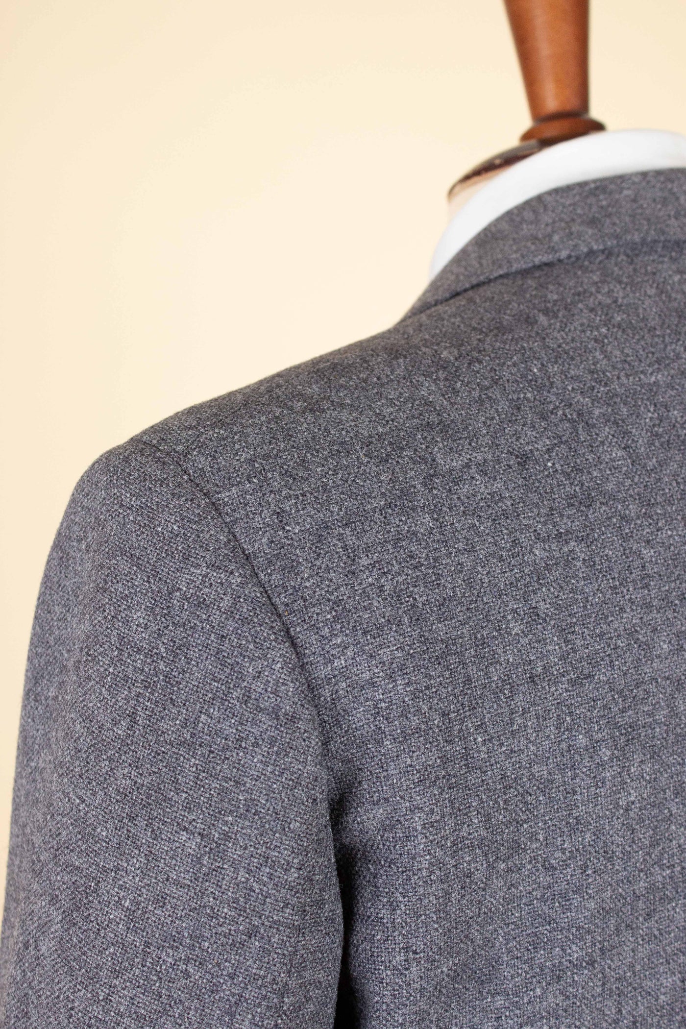 SWEDISH 1955 GREY MÉLANGE THREE PIECE BESPOKE SUIT BY MEA. SIZE CA EU 48