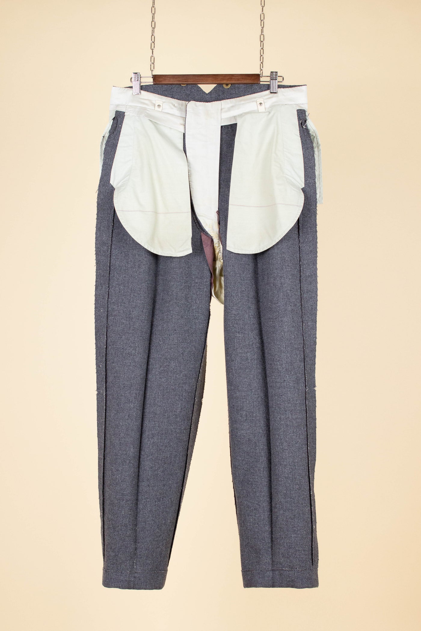 SWEDISH 1955 GREY MÉLANGE THREE PIECE BESPOKE SUIT BY MEA. SIZE CA EU 48