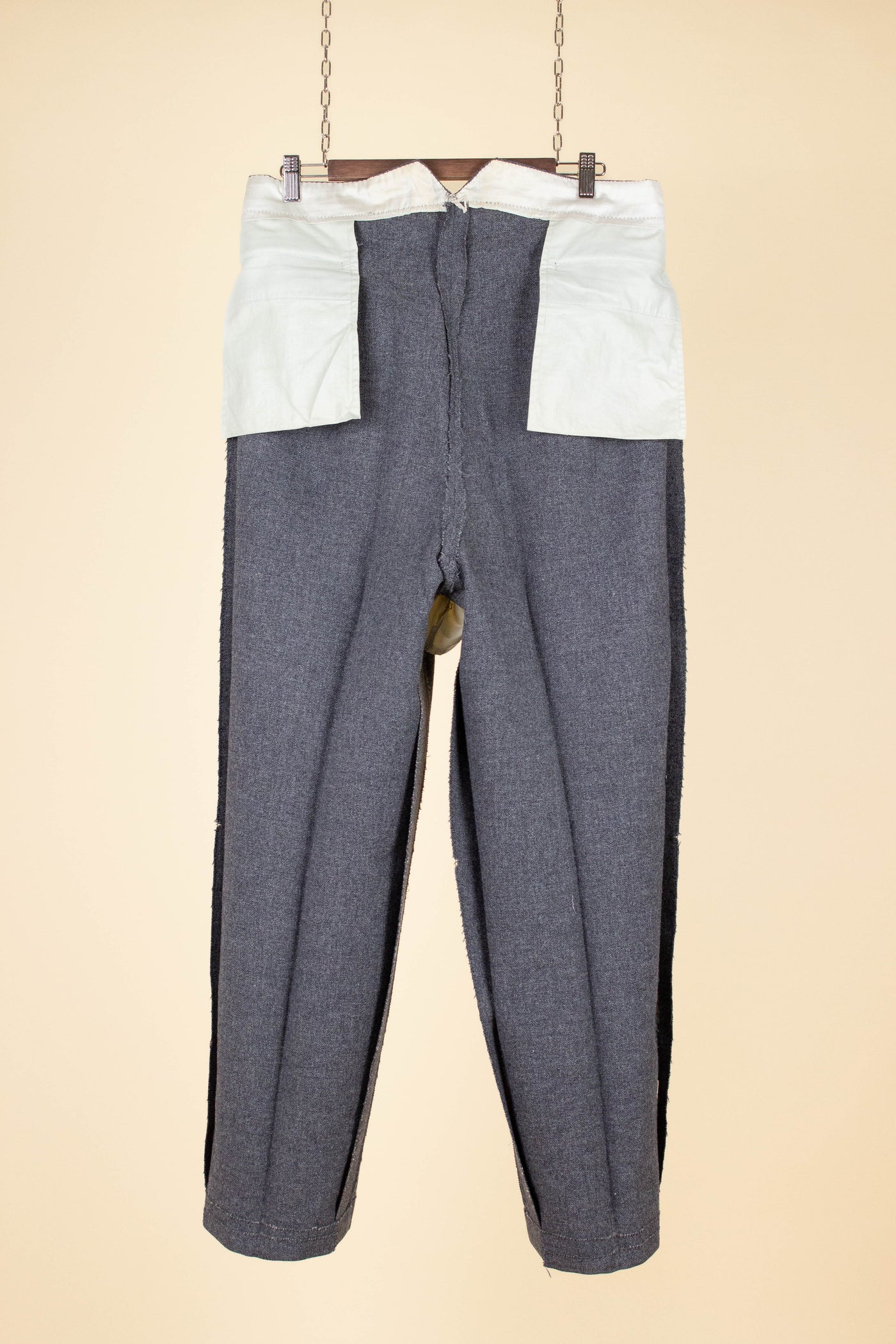 SWEDISH 1955 GREY MÉLANGE THREE PIECE BESPOKE SUIT BY MEA. SIZE CA EU 48