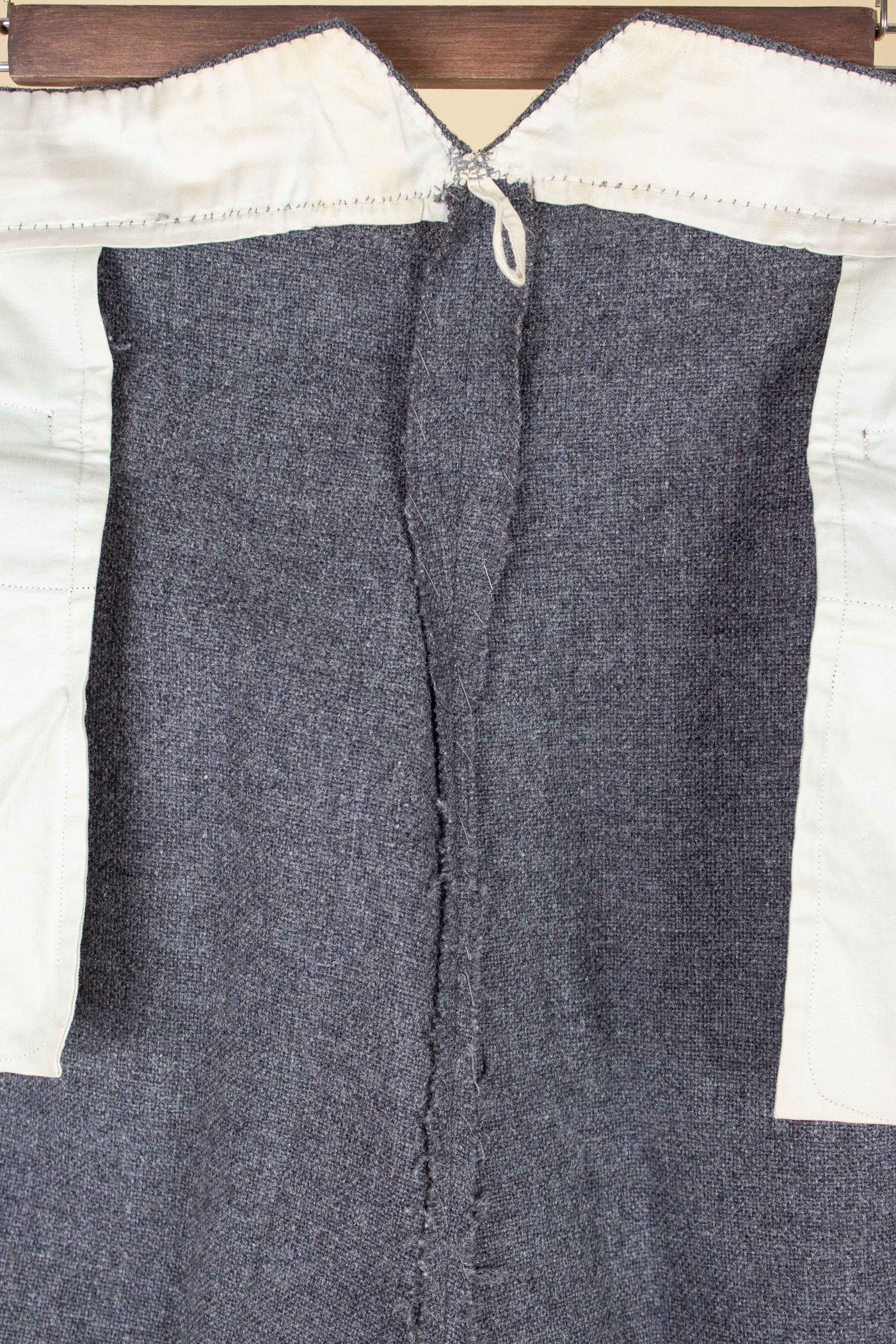 SWEDISH 1955 GREY MÉLANGE THREE PIECE BESPOKE SUIT BY MEA. SIZE CA EU 48