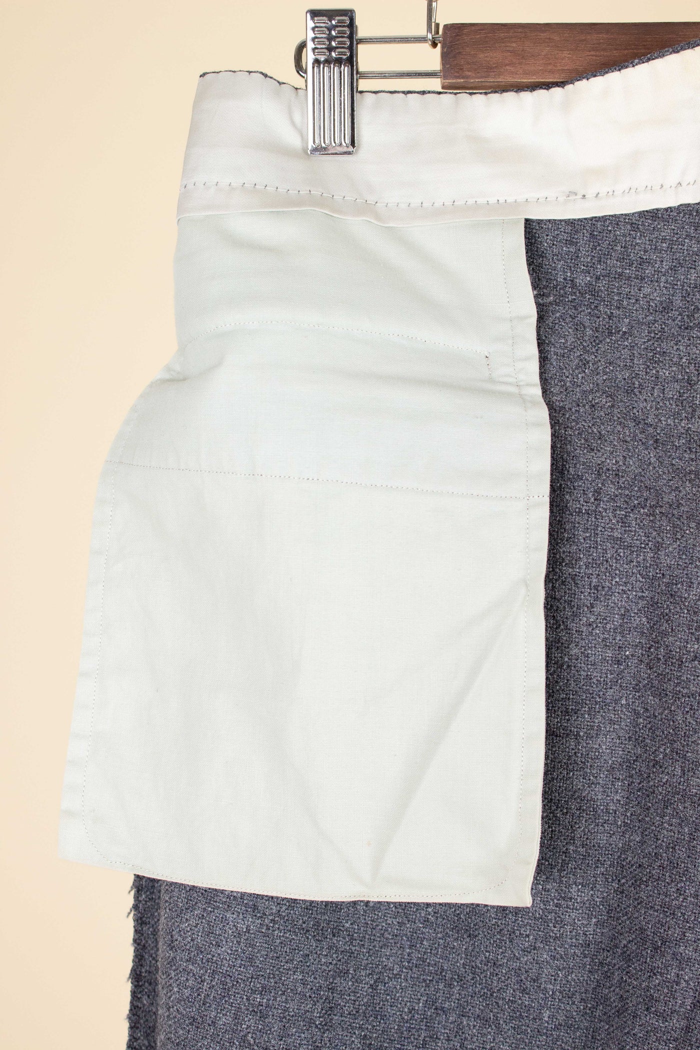 SWEDISH 1955 GREY MÉLANGE THREE PIECE BESPOKE SUIT BY MEA. SIZE CA EU 48