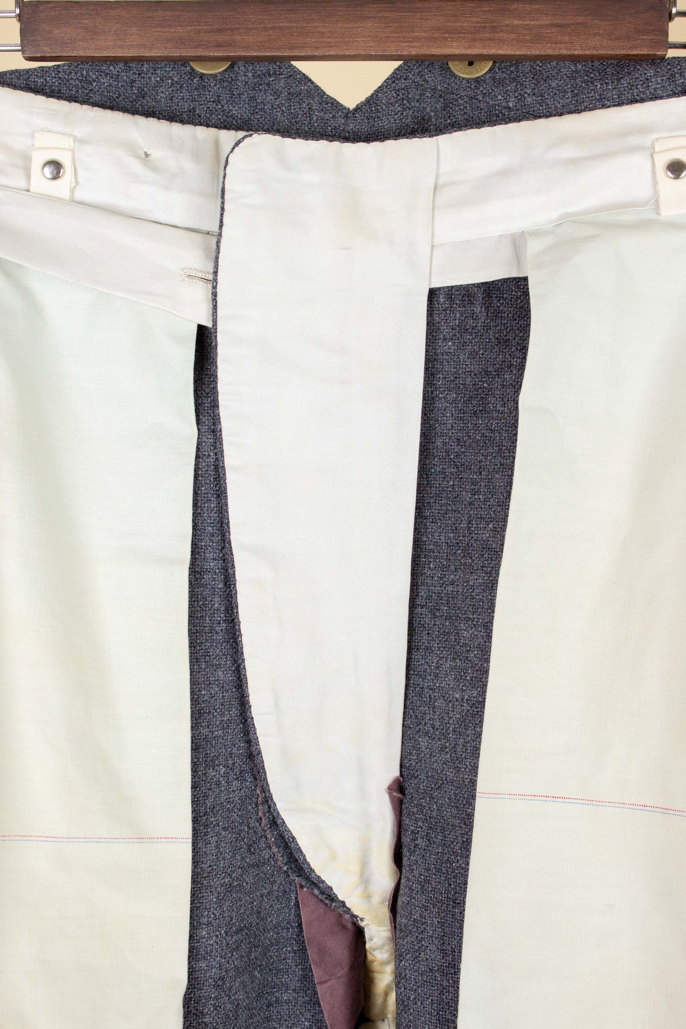 SWEDISH 1955 GREY MÉLANGE THREE PIECE BESPOKE SUIT BY MEA. SIZE CA EU 48