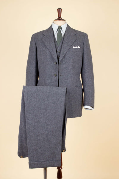 SWEDISH 1955 GREY MÉLANGE THREE PIECE BESPOKE SUIT BY MEA. SIZE CA EU 48