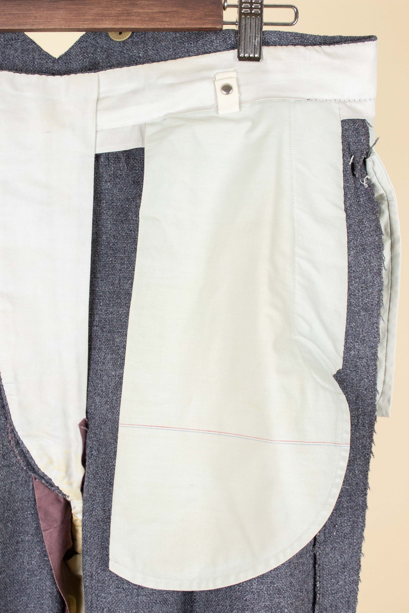 SWEDISH 1955 GREY MÉLANGE THREE PIECE BESPOKE SUIT BY MEA. SIZE CA EU 48