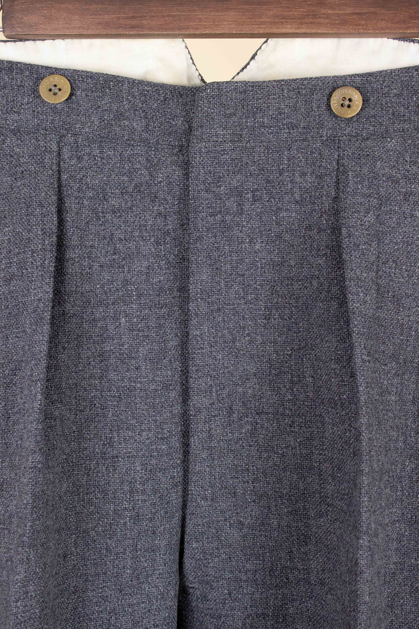 SWEDISH 1955 GREY MÉLANGE THREE PIECE BESPOKE SUIT BY MEA. SIZE CA EU 48