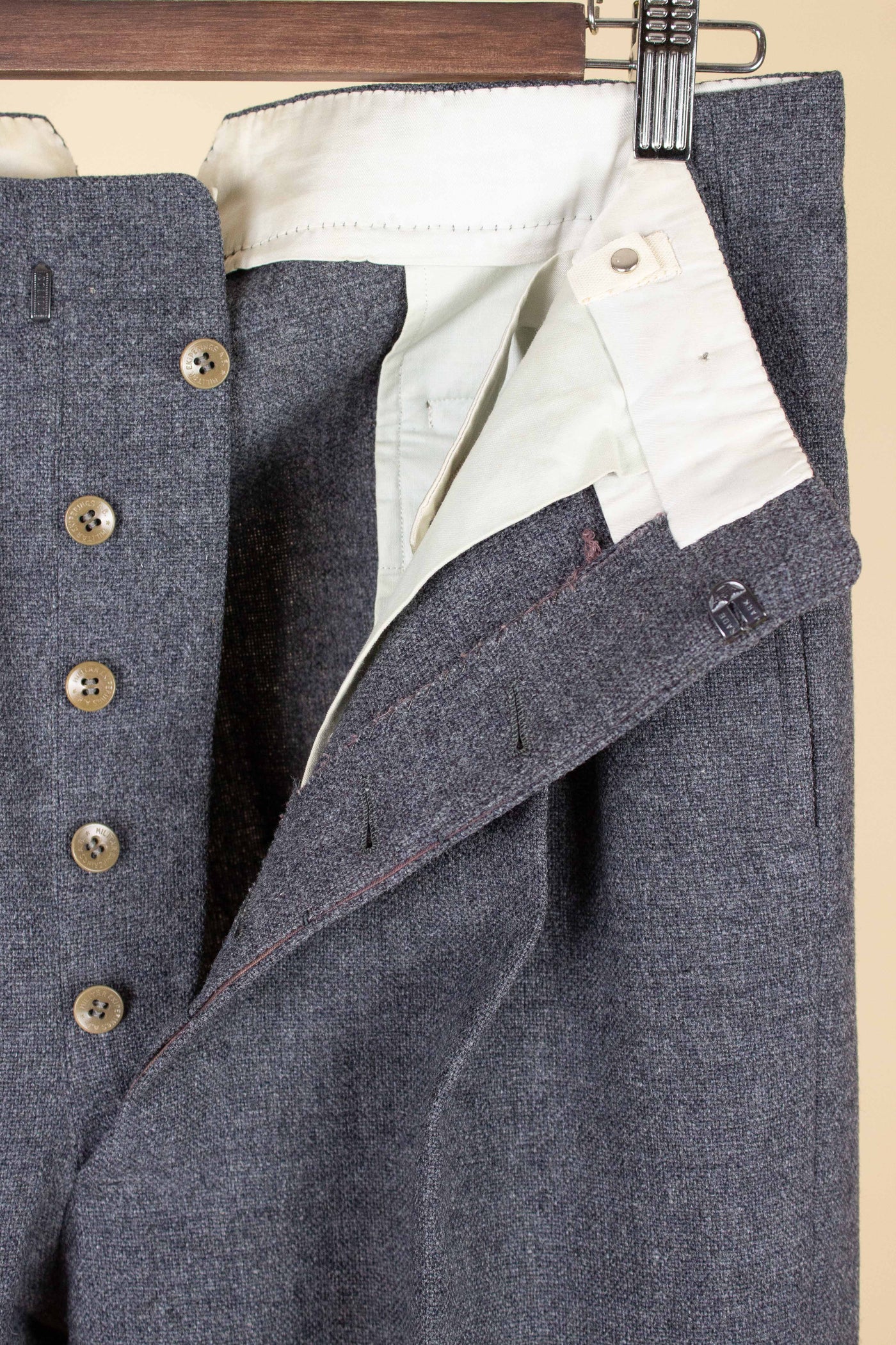 SWEDISH 1955 GREY MÉLANGE THREE PIECE BESPOKE SUIT BY MEA. SIZE CA EU 48