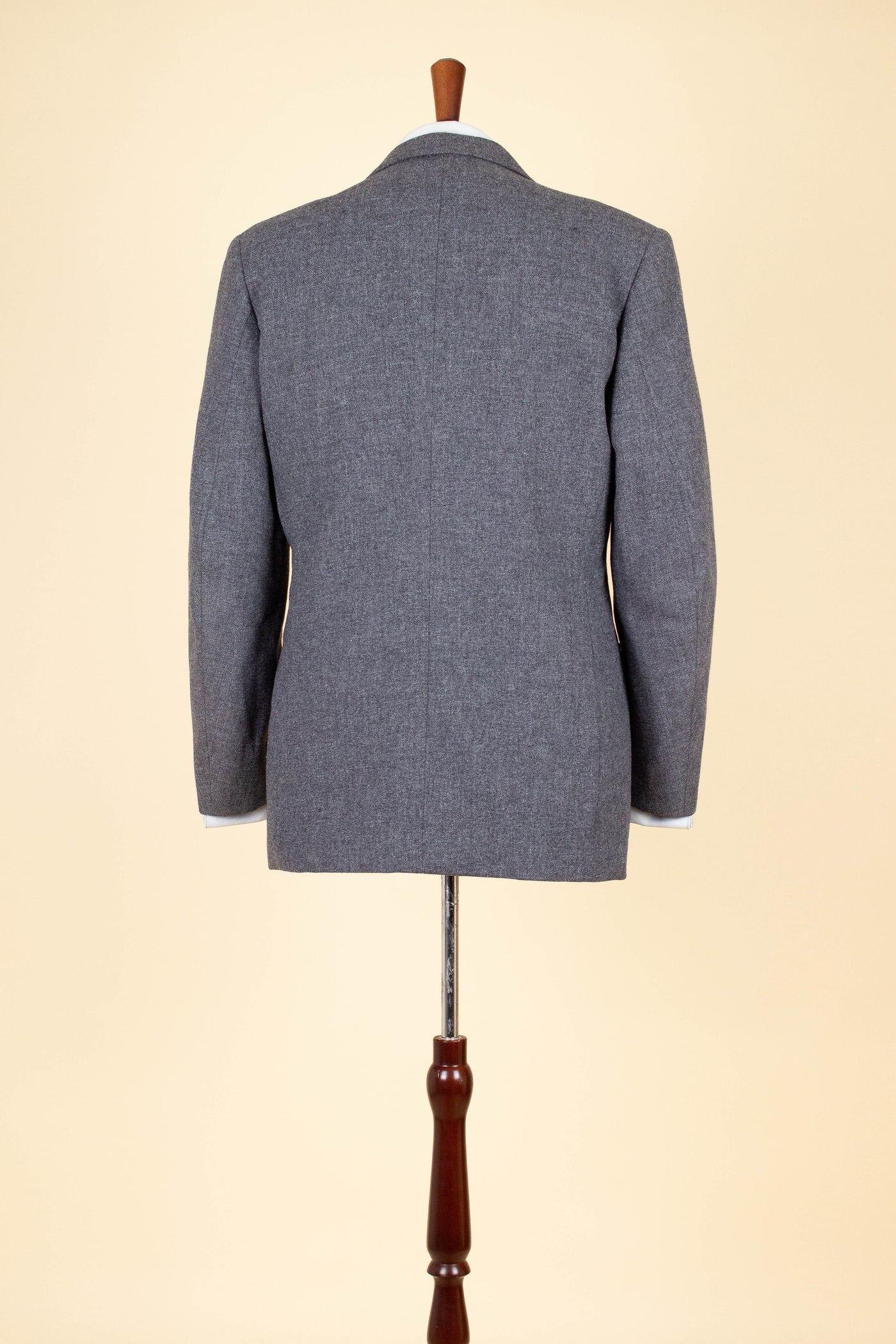 SWEDISH 1955 GREY MÉLANGE THREE PIECE BESPOKE SUIT BY MEA. SIZE CA EU 48