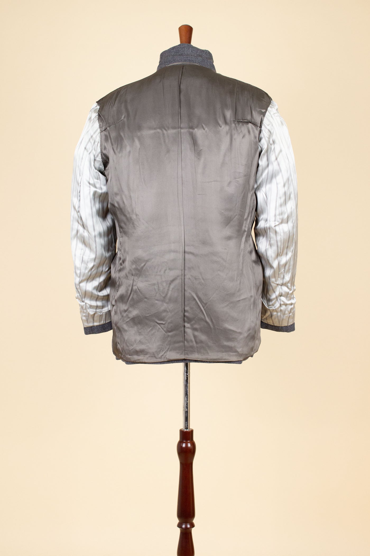 SWEDISH 1955 GREY MÉLANGE THREE PIECE BESPOKE SUIT BY MEA. SIZE CA EU 48