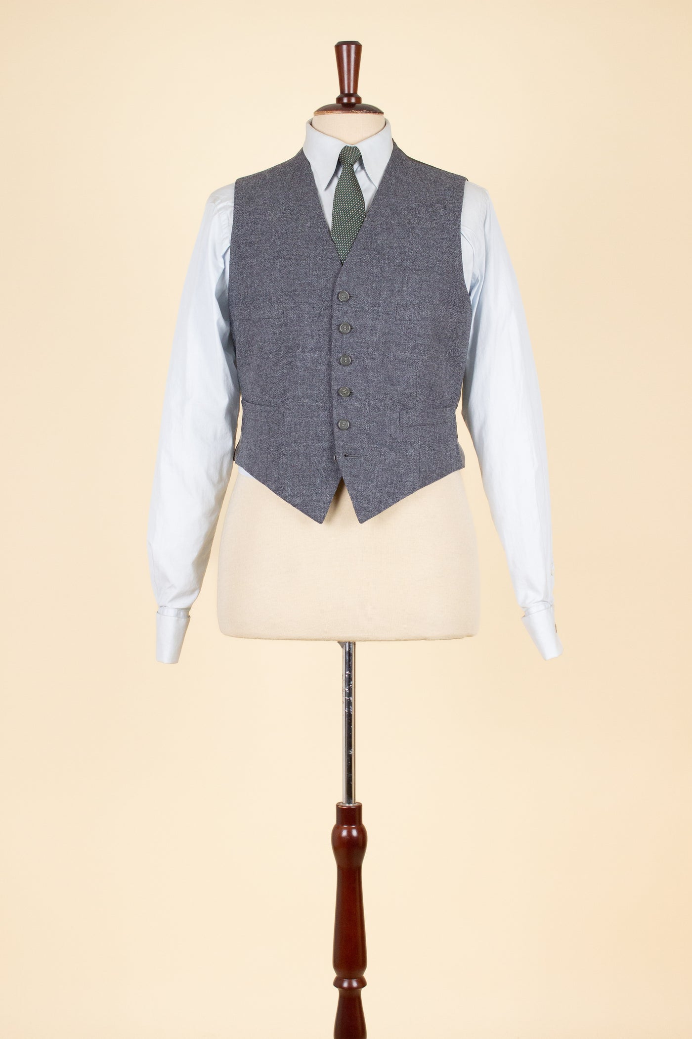 SWEDISH 1955 GREY MÉLANGE THREE PIECE BESPOKE SUIT BY MEA. SIZE CA EU 48