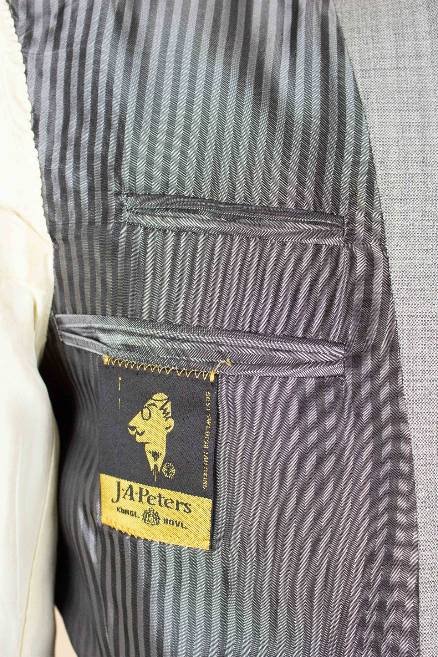 SWEDISH 1950S SILVER GREY TWO PIECE SUIT BY J.A. PETERS. SIZE CA EU 46