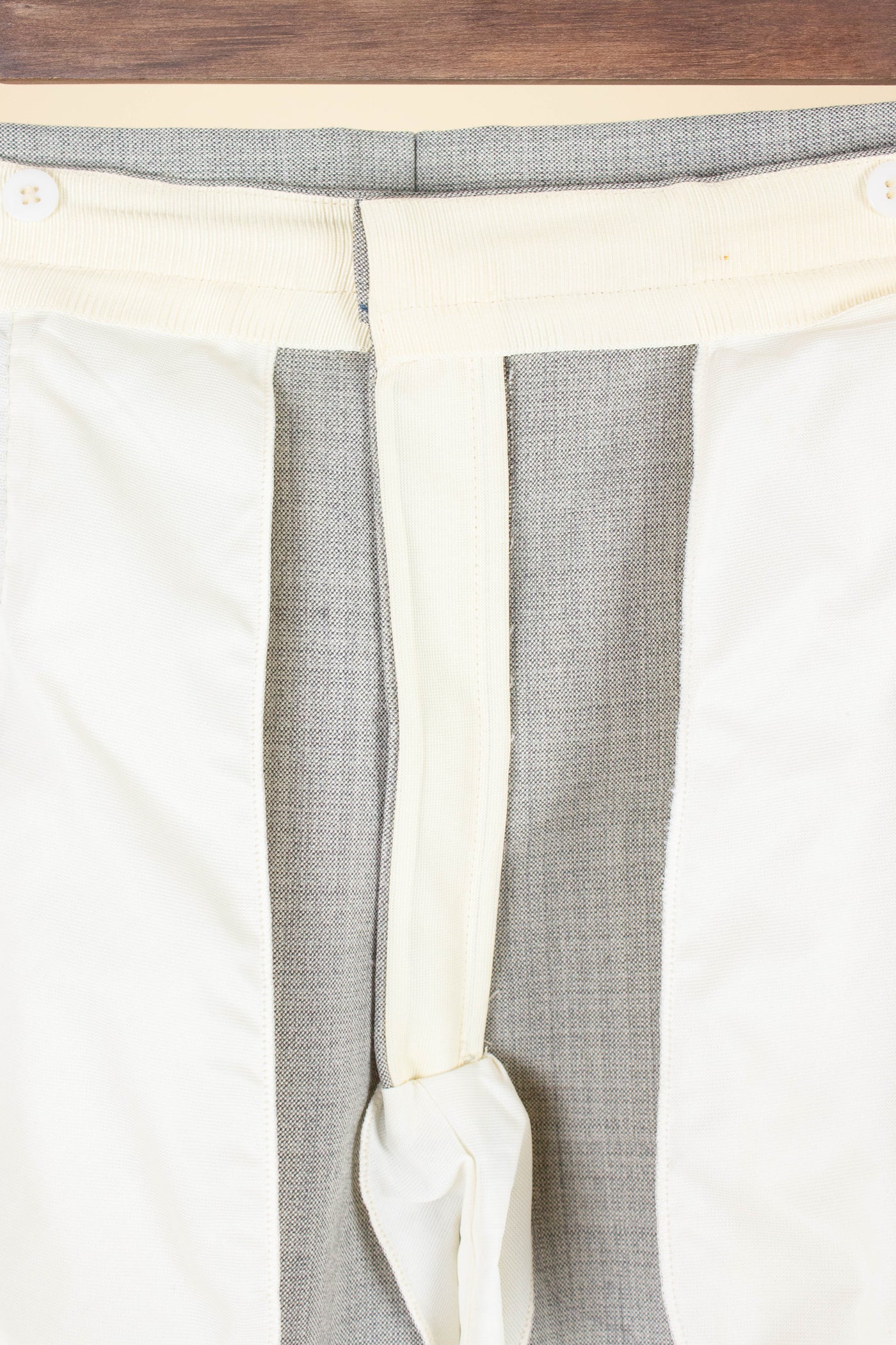 SWEDISH 1950S SILVER GREY TWO PIECE SUIT BY J.A. PETERS. SIZE CA EU 46