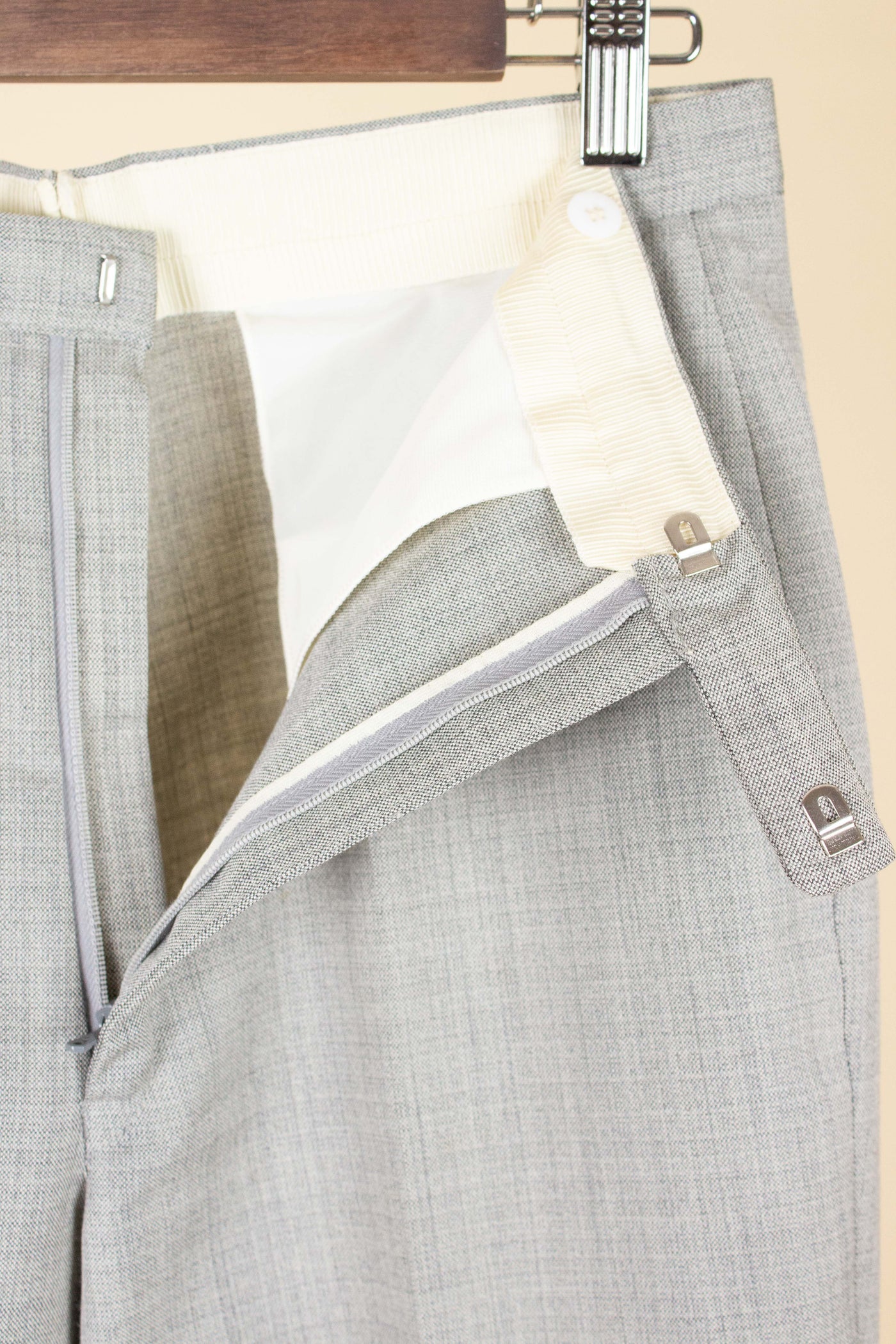 SWEDISH 1950S SILVER GREY TWO PIECE SUIT BY J.A. PETERS. SIZE CA EU 46