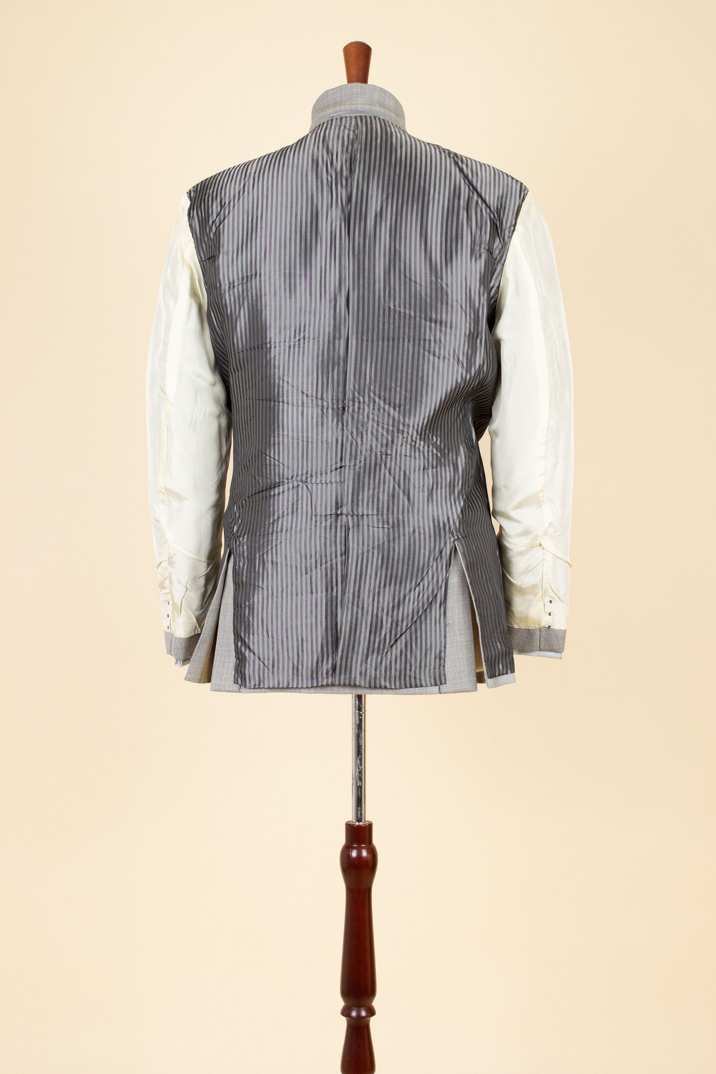 SWEDISH 1950S SILVER GREY TWO PIECE SUIT BY J.A. PETERS. SIZE CA EU 46