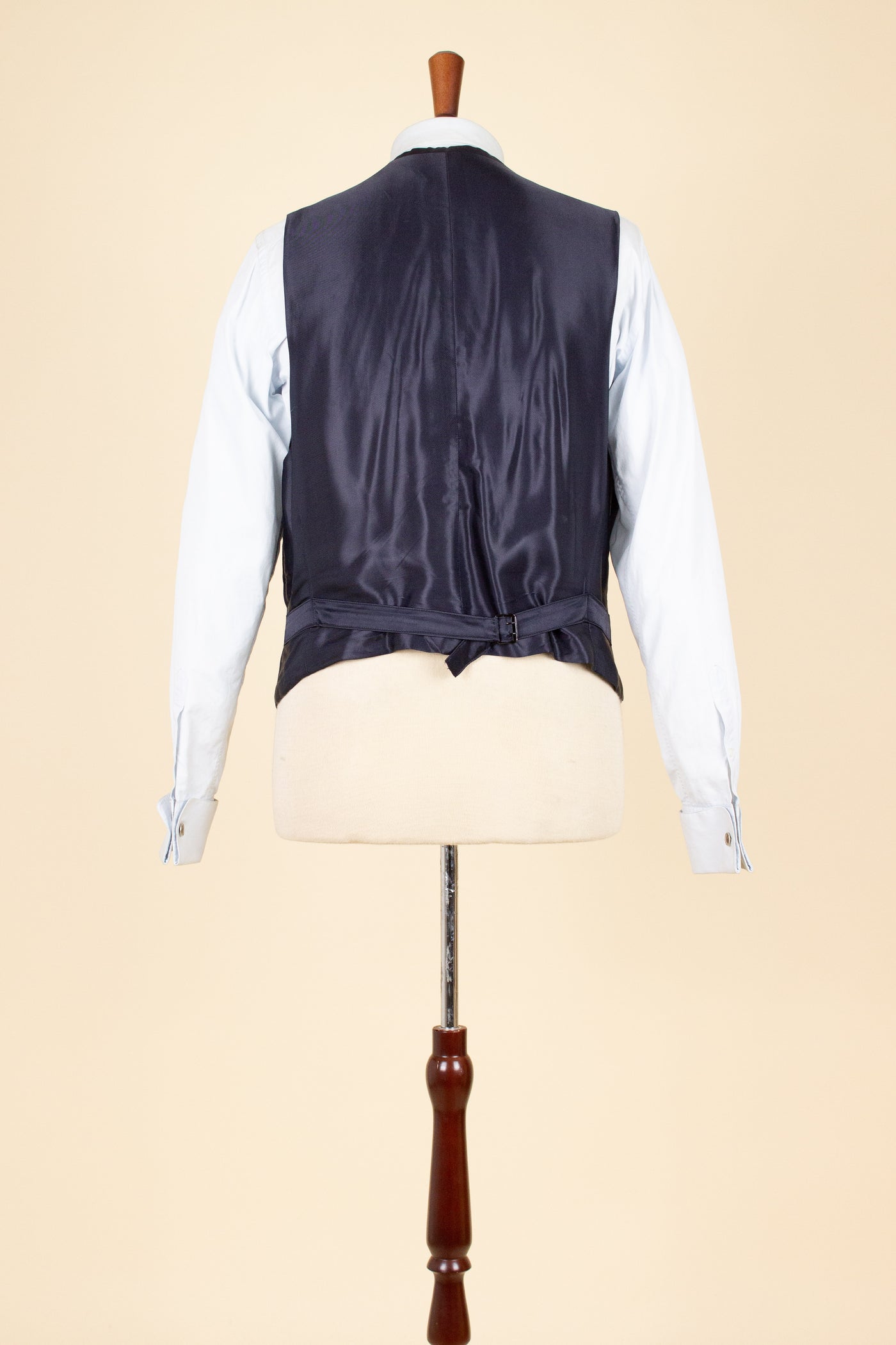 SWEDISH 1946 DARK BLUE THREE PIECE BESPOKE SUIT BY SÖDERSTRÖM & SON. SIZE CA EU 50-52