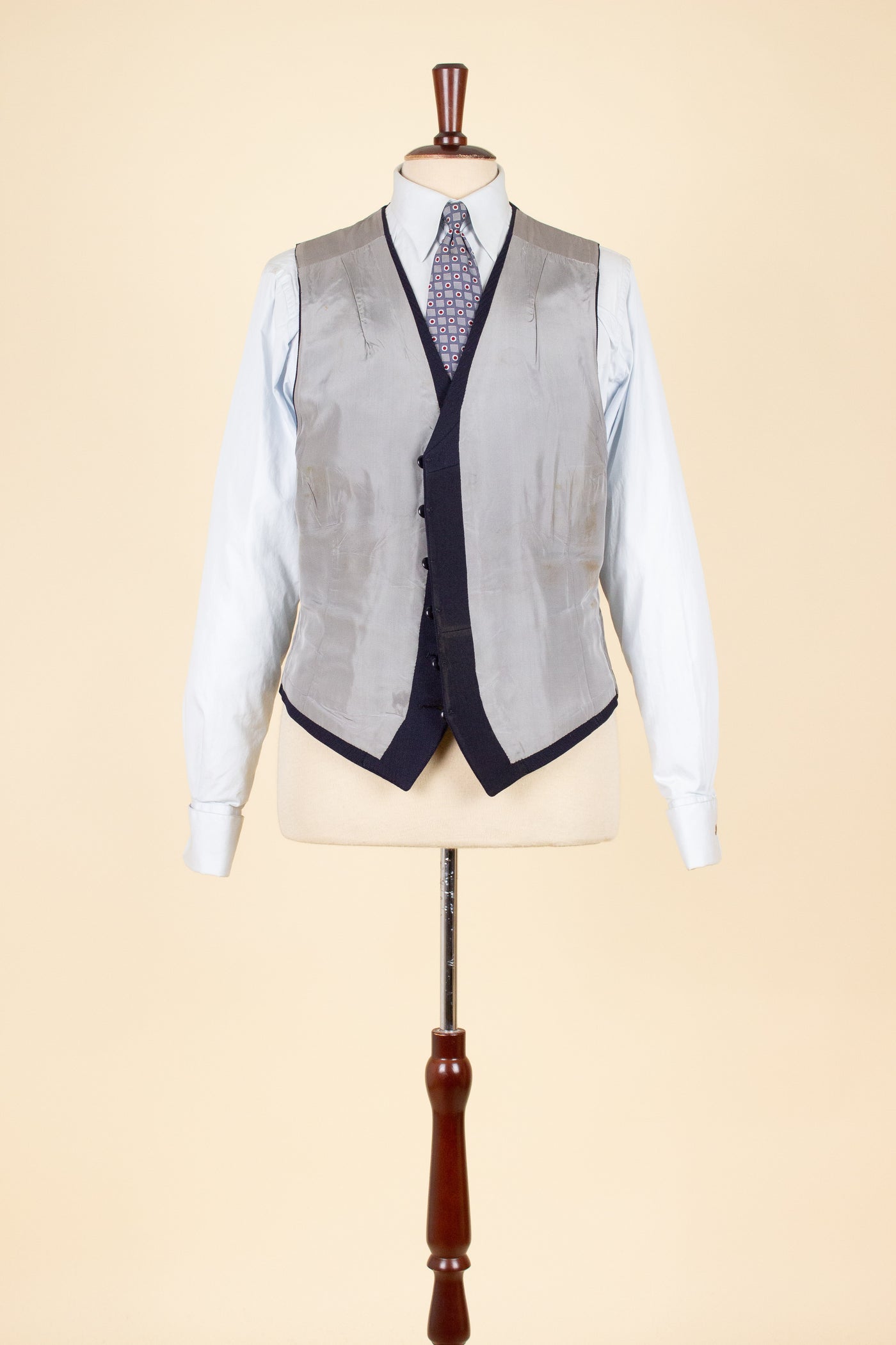 SWEDISH 1946 DARK BLUE THREE PIECE BESPOKE SUIT BY SÖDERSTRÖM & SON. SIZE CA EU 50-52