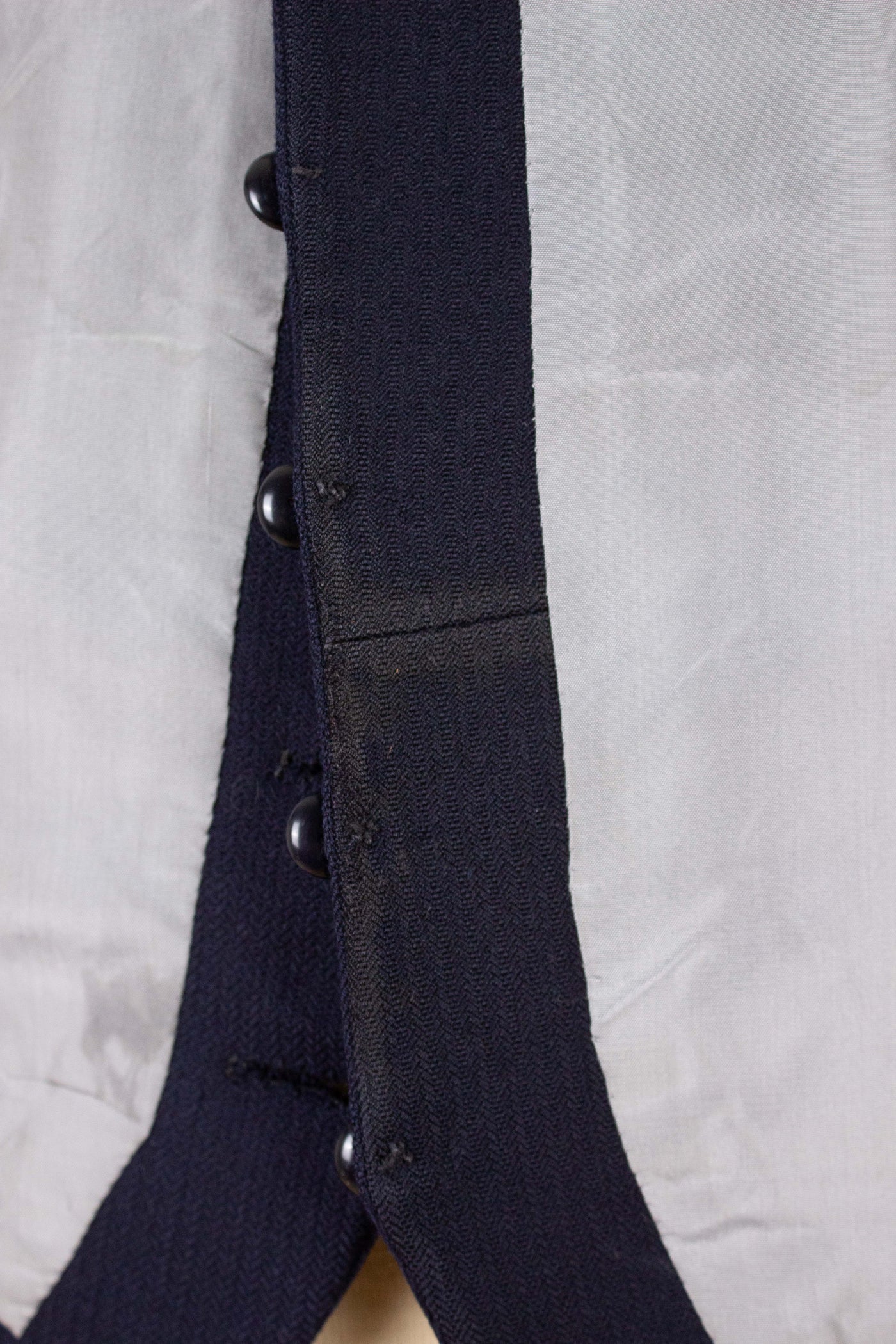 SWEDISH 1946 DARK BLUE THREE PIECE BESPOKE SUIT BY SÖDERSTRÖM & SON. SIZE CA EU 50-52