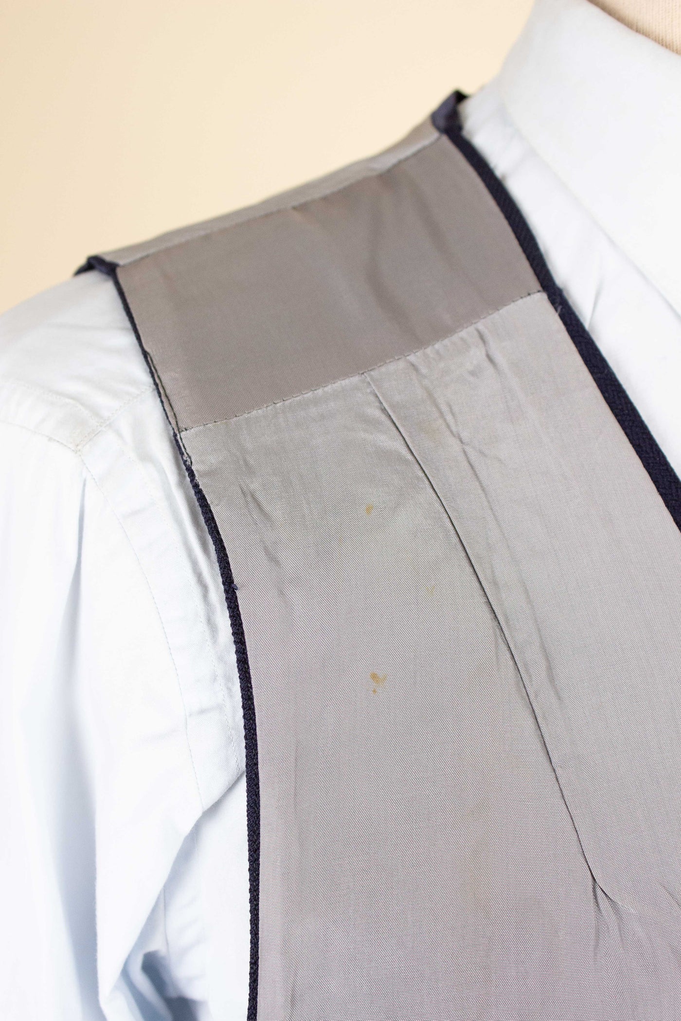 SWEDISH 1946 DARK BLUE THREE PIECE BESPOKE SUIT BY SÖDERSTRÖM & SON. SIZE CA EU 50-52