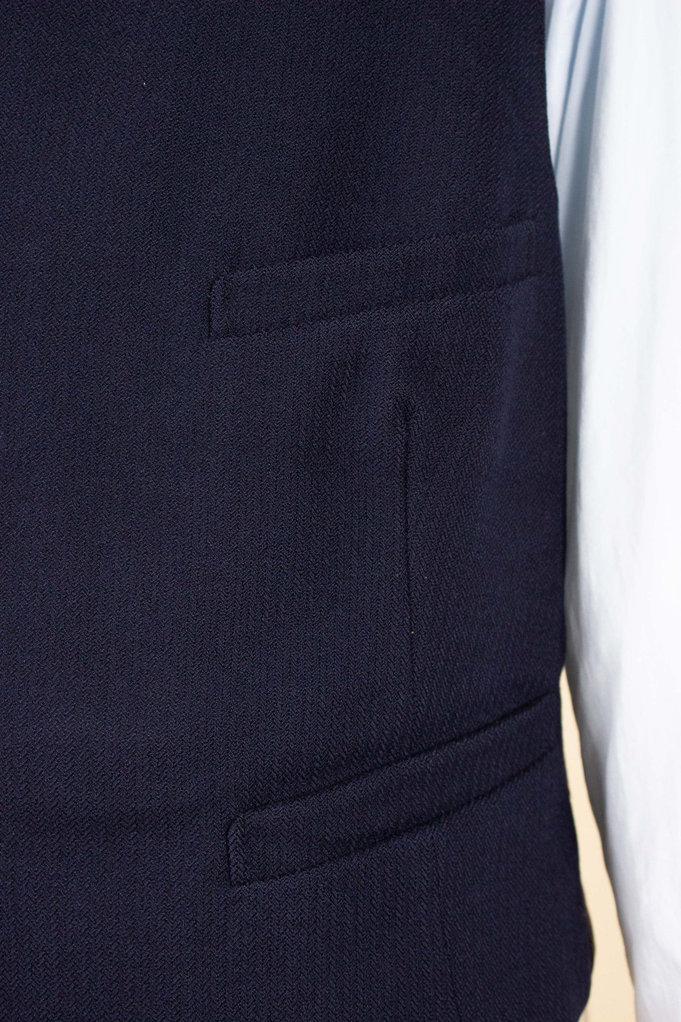 SWEDISH 1946 DARK BLUE THREE PIECE BESPOKE SUIT BY SÖDERSTRÖM & SON. SIZE CA EU 50-52