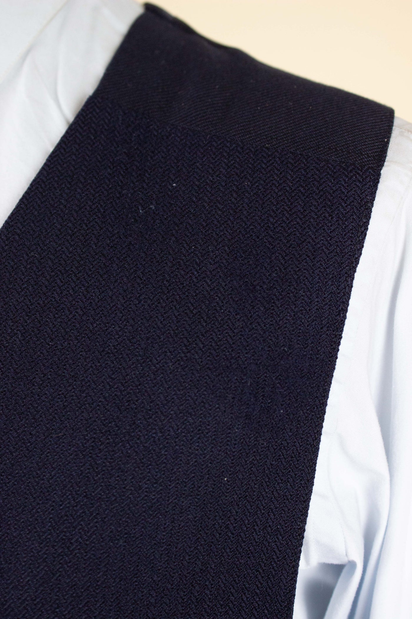 SWEDISH 1946 DARK BLUE THREE PIECE BESPOKE SUIT BY SÖDERSTRÖM & SON. SIZE CA EU 50-52