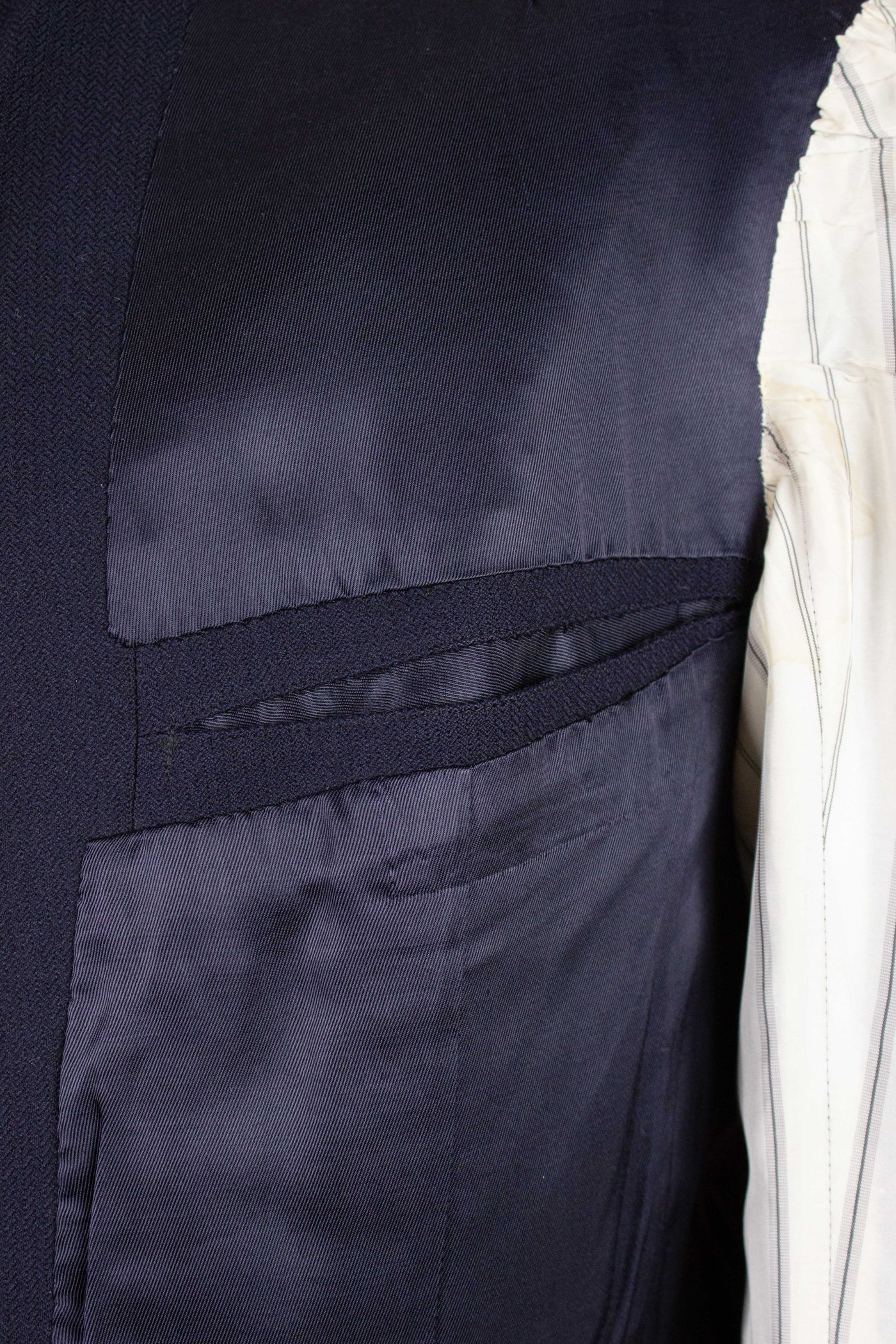 SWEDISH 1946 DARK BLUE THREE PIECE BESPOKE SUIT BY SÖDERSTRÖM & SON. SIZE CA EU 50-52