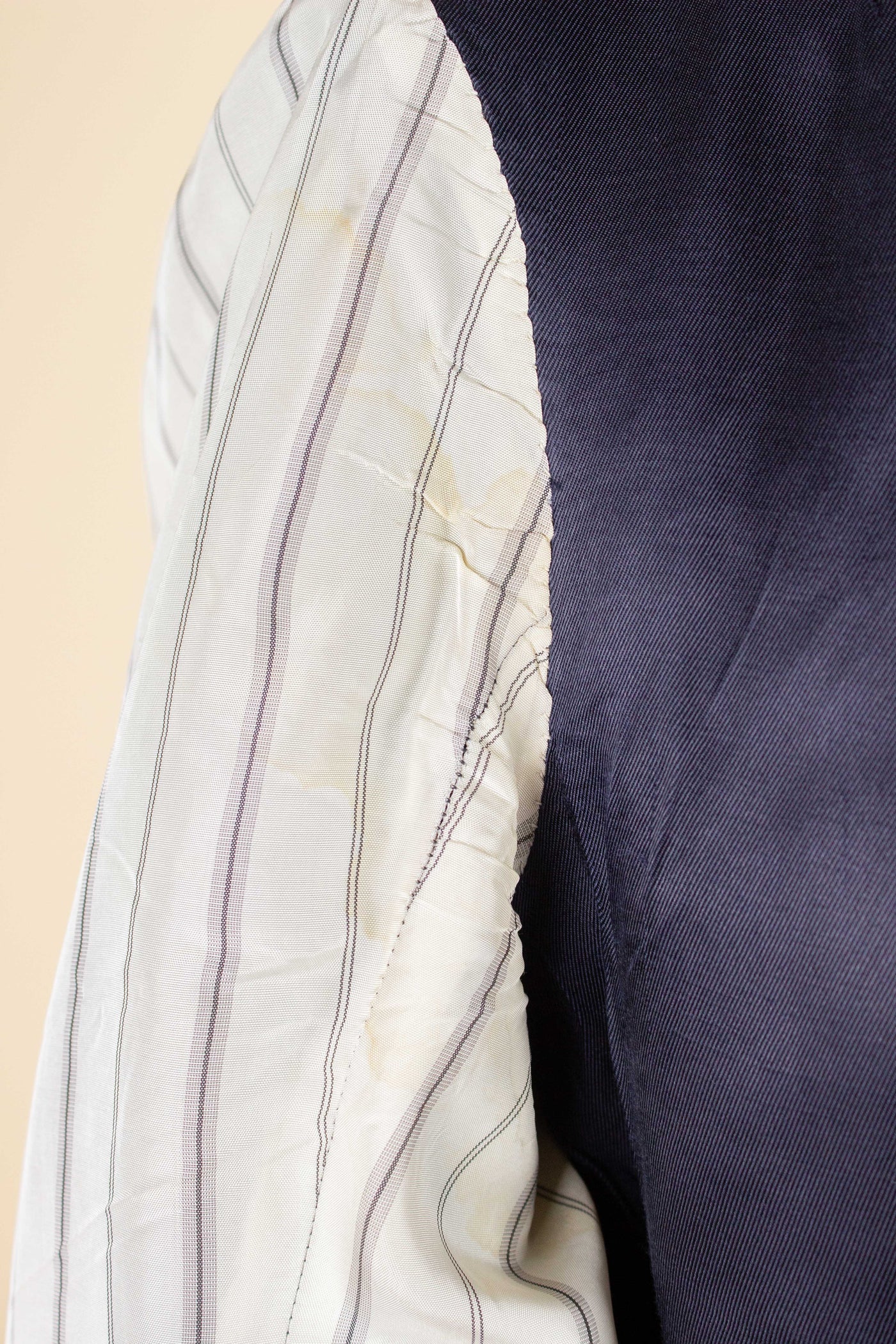 SWEDISH 1946 DARK BLUE THREE PIECE BESPOKE SUIT BY SÖDERSTRÖM & SON. SIZE CA EU 50-52