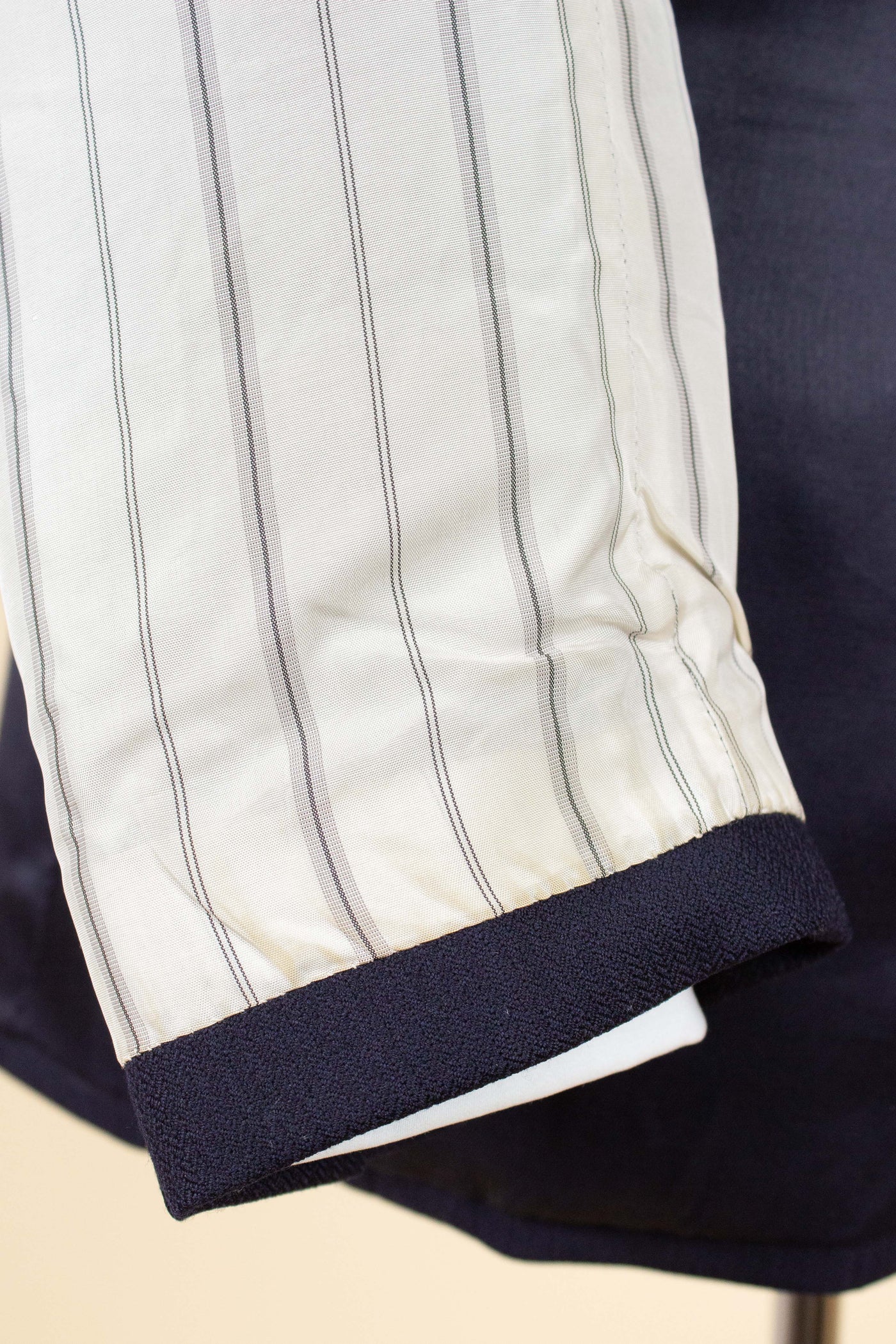 SWEDISH 1946 DARK BLUE THREE PIECE BESPOKE SUIT BY SÖDERSTRÖM & SON. SIZE CA EU 50-52