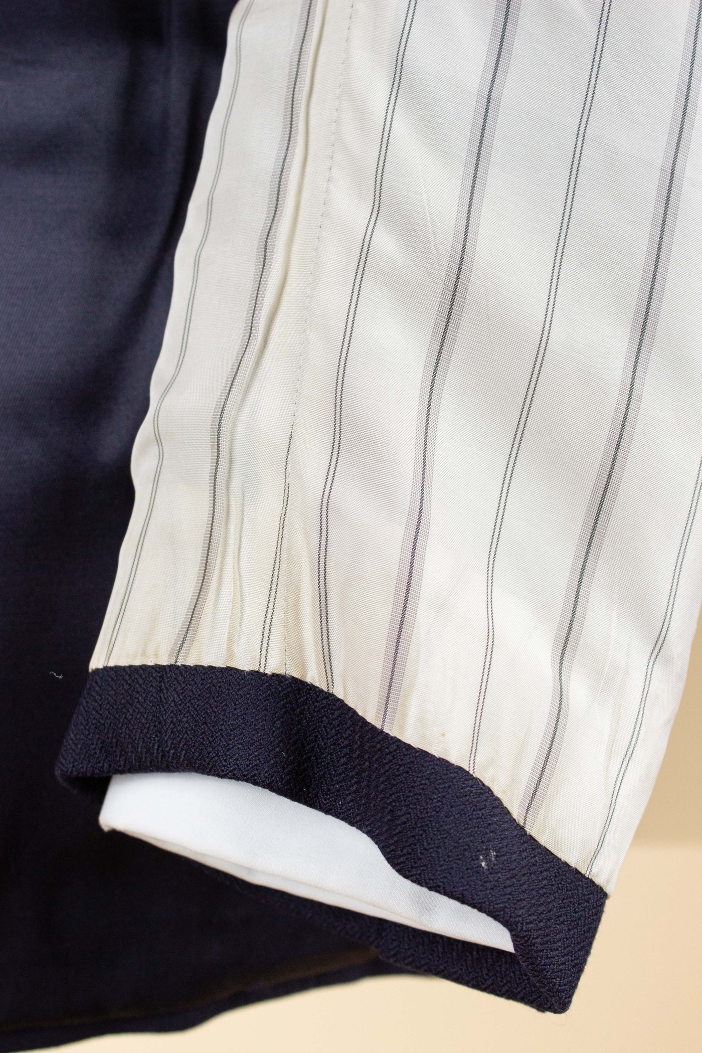 SWEDISH 1946 DARK BLUE THREE PIECE BESPOKE SUIT BY SÖDERSTRÖM & SON. SIZE CA EU 50-52